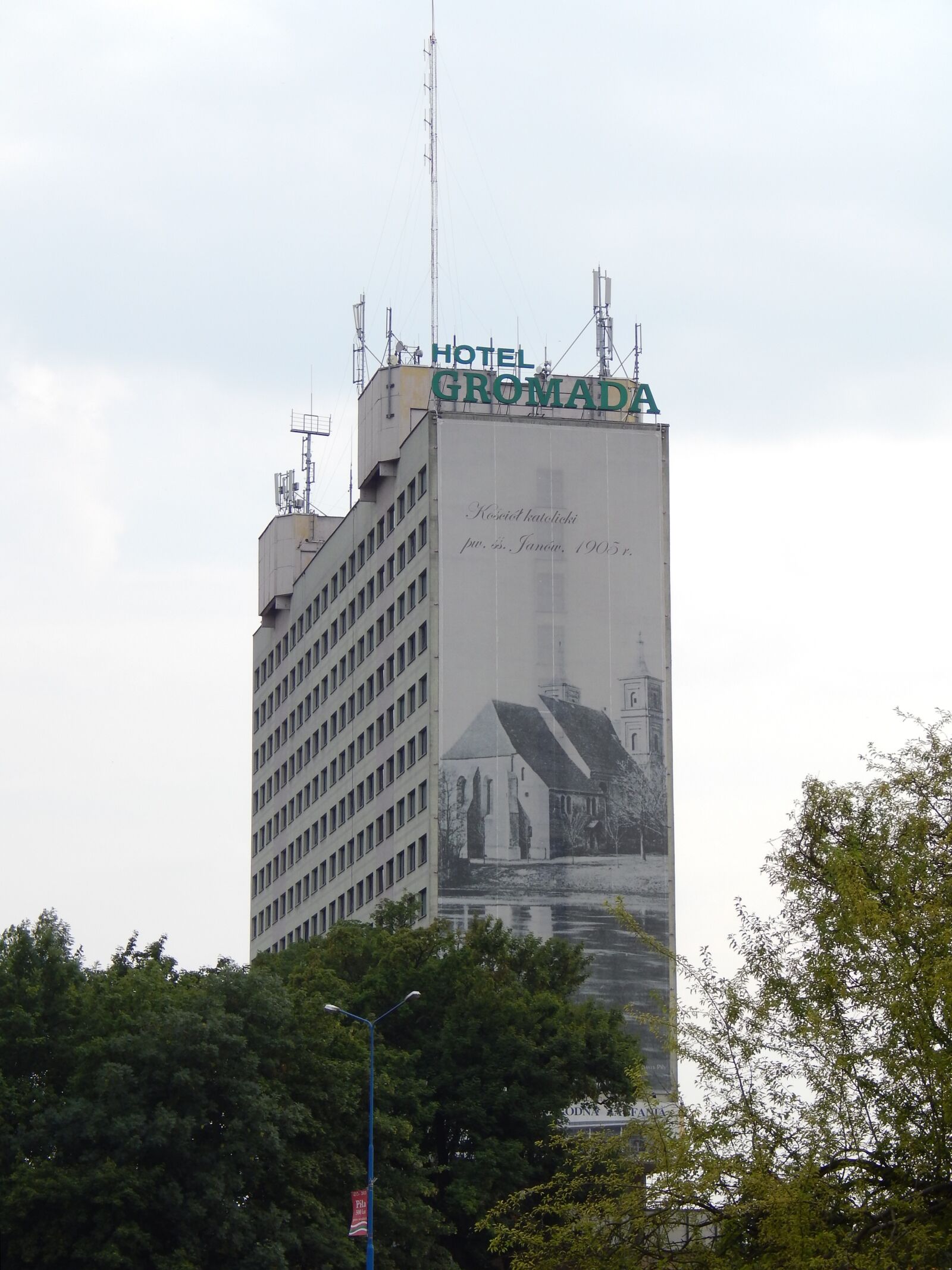 Nikon Coolpix L820 sample photo. Hotel gromada, in saw photography