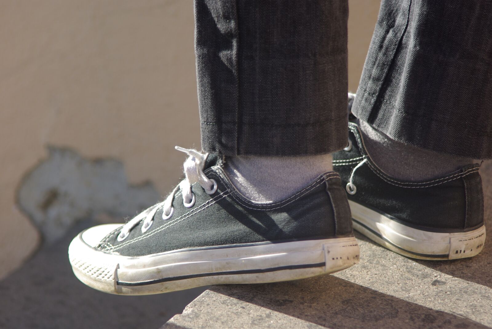 Pentax K10D sample photo. Shoes, guy, stairs photography