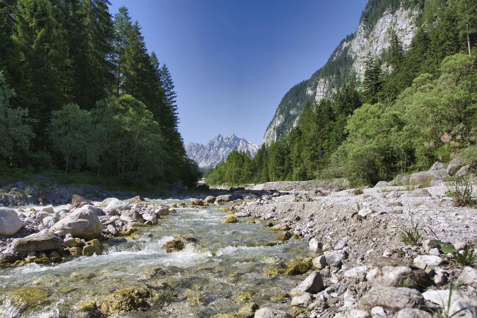 Pentax K-70 sample photo. Riverbed, mountains, landscape photography