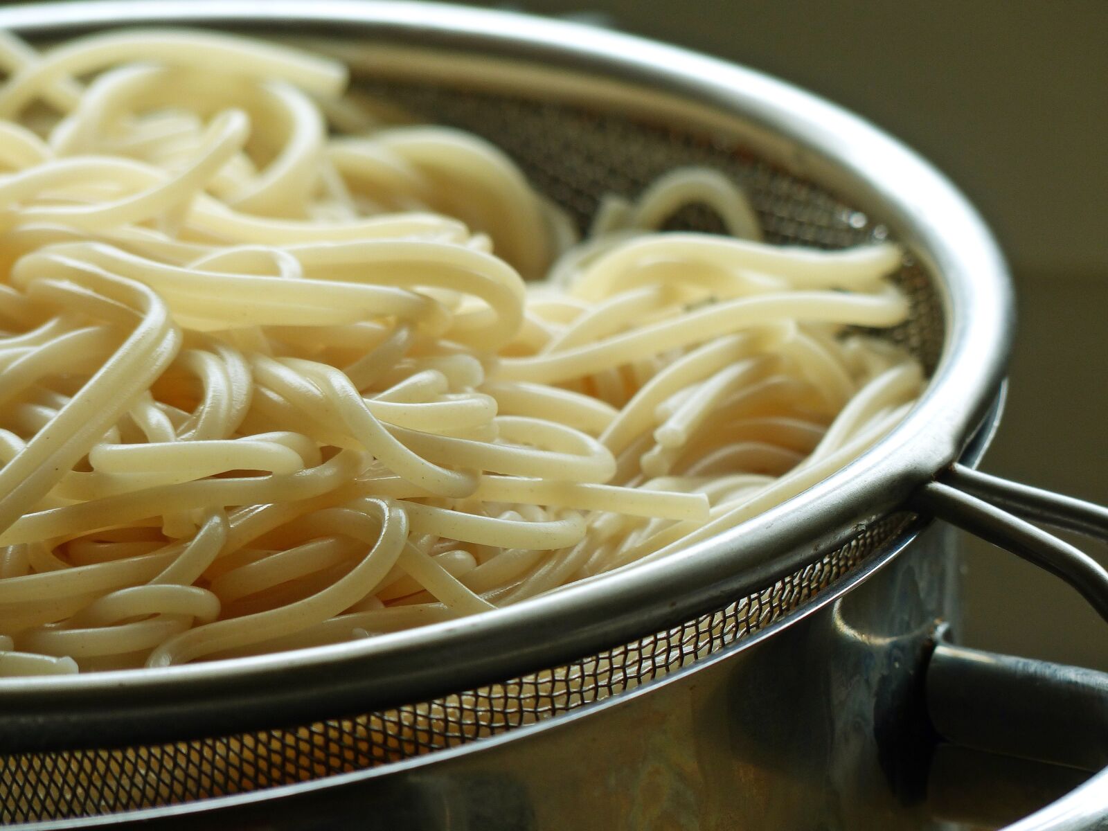 Panasonic Lumix DMC-FZ200 sample photo. Noodles, spaghetti, pasta photography