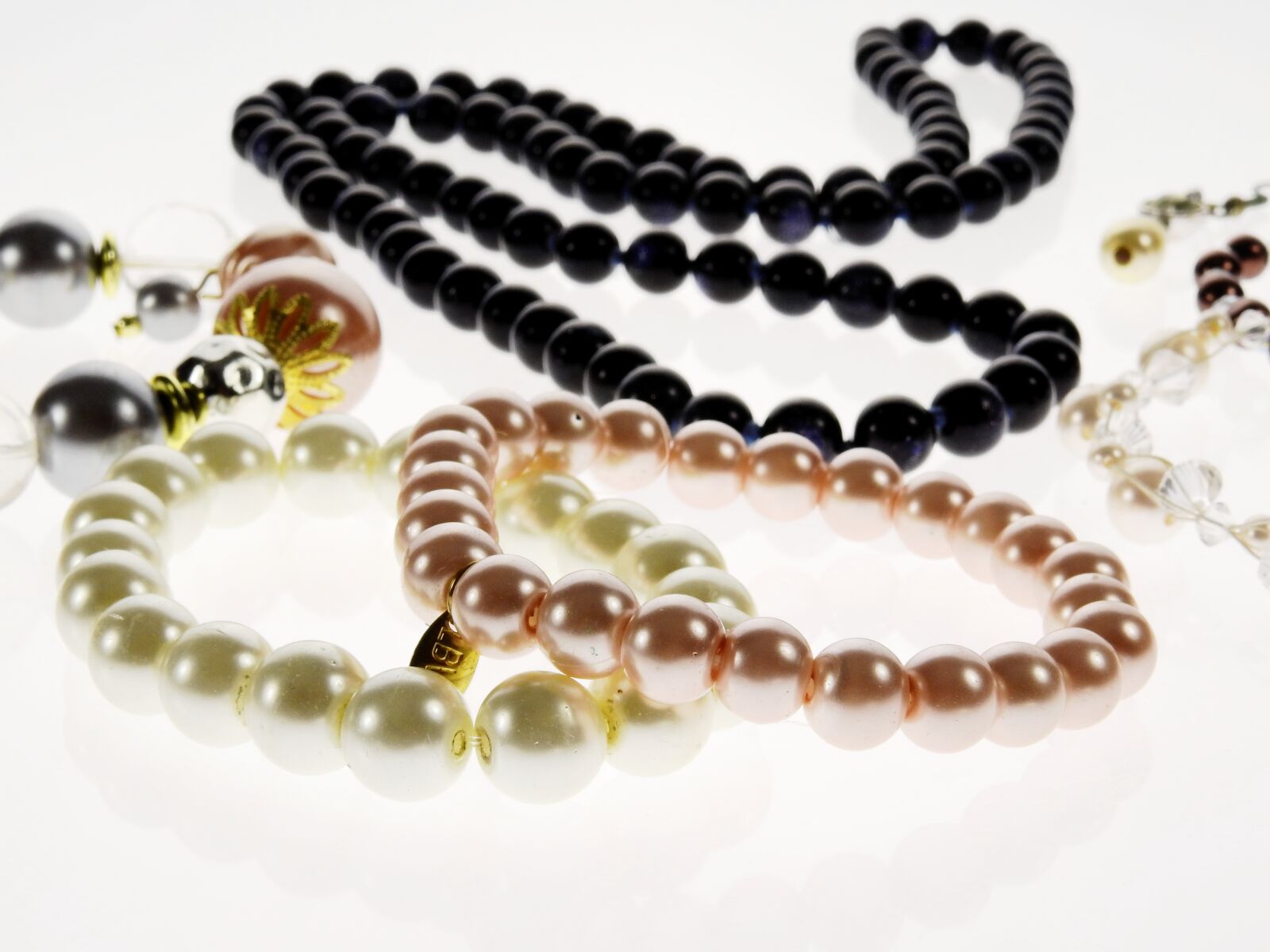 Nikon Coolpix P900 sample photo. Jewellery, pearl, bangle photography