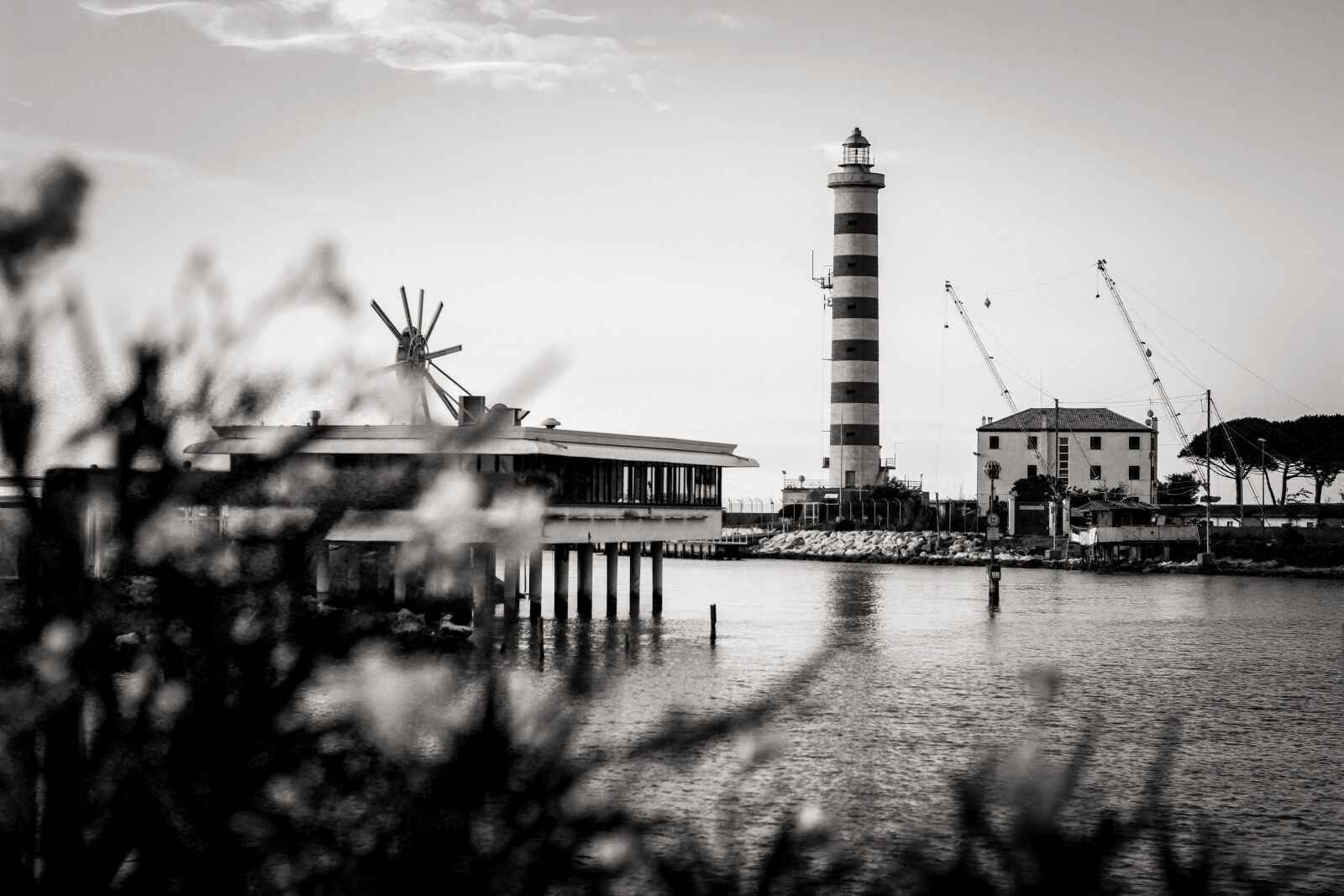Canon EOS 100D (EOS Rebel SL1 / EOS Kiss X7) + Canon EF 50mm F1.8 STM sample photo. Jesolo, sea, lighthouse photography