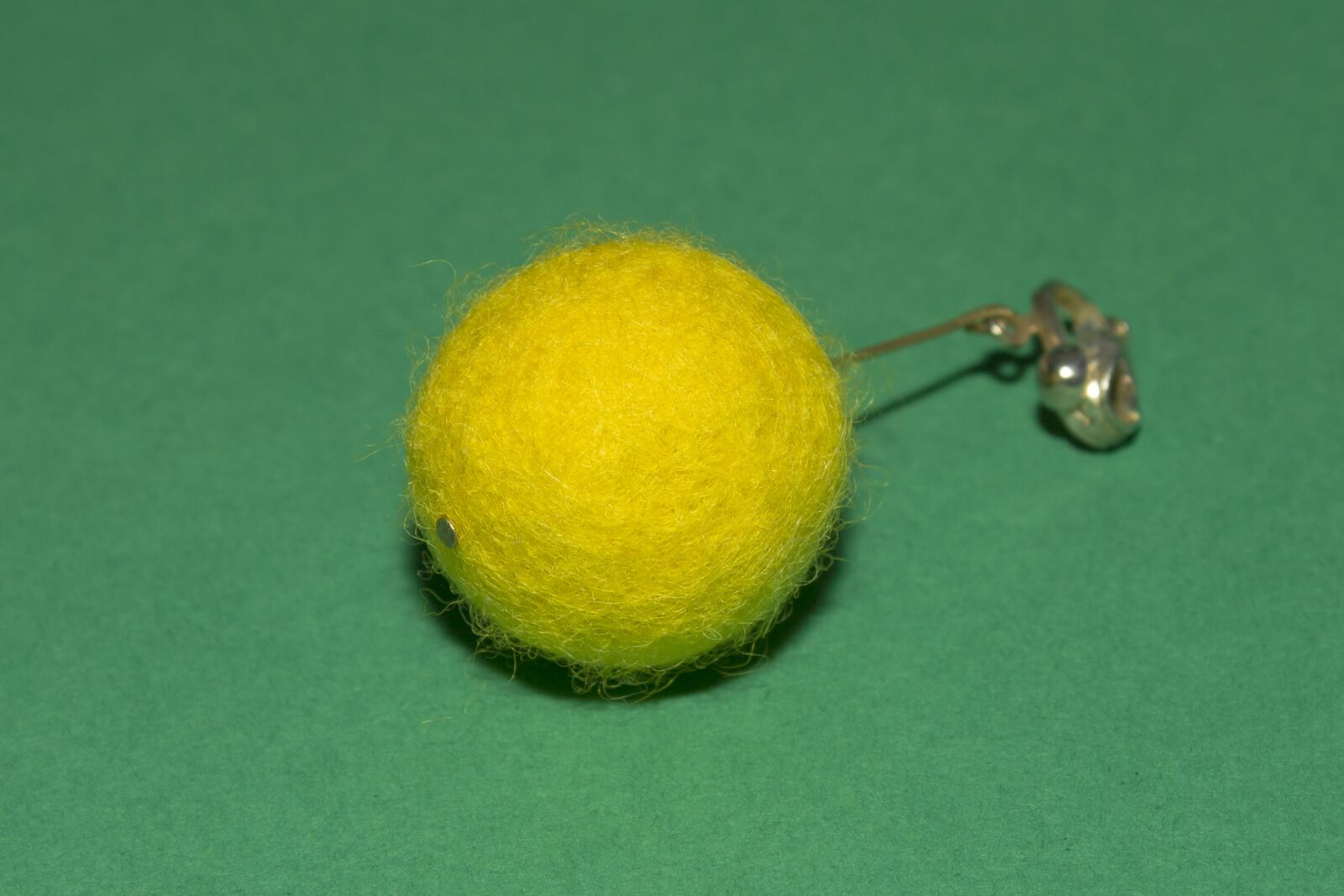 Canon EOS 550D (EOS Rebel T2i / EOS Kiss X4) sample photo. Earring, the ball, green photography