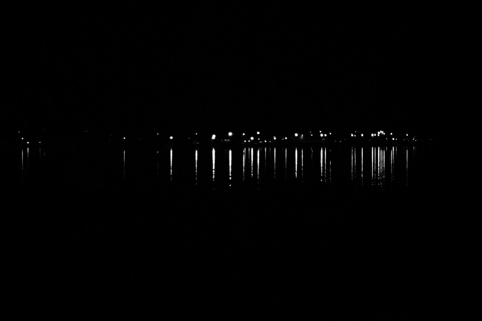 Canon EOS 200D (EOS Rebel SL2 / EOS Kiss X9) sample photo. Highlights, night, reflection photography