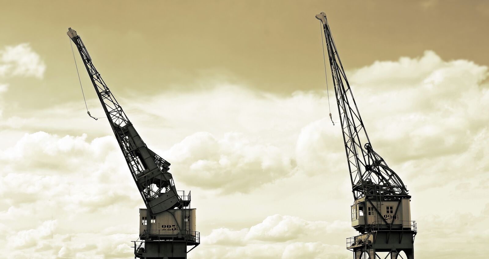 Canon EOS 550D (EOS Rebel T2i / EOS Kiss X4) sample photo. Harbour cranes, sky, clouds photography