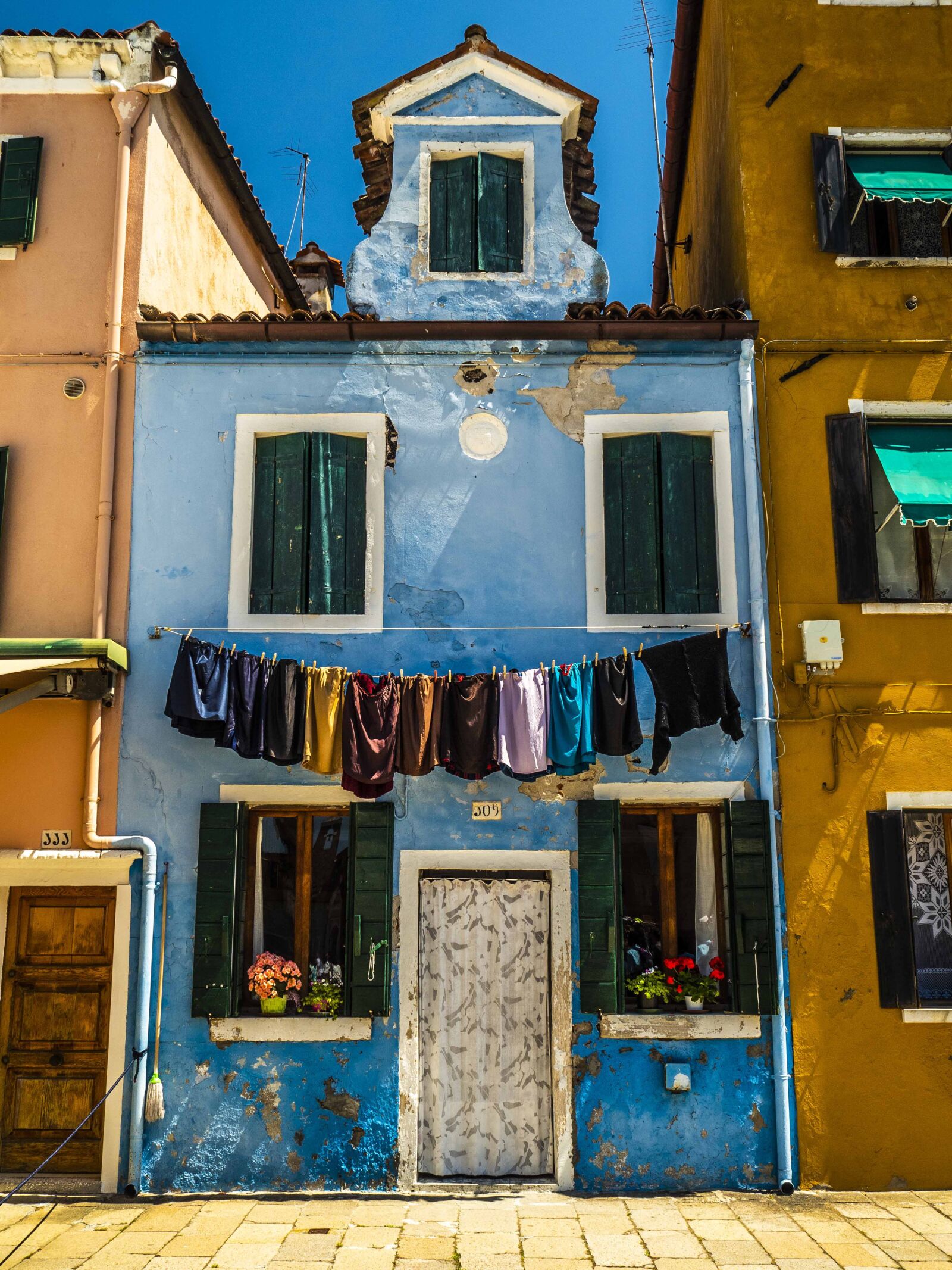 Olympus OM-D E-M5 II + Olympus M.Zuiko Digital 17mm F1.8 sample photo. Burano, venice, islands photography