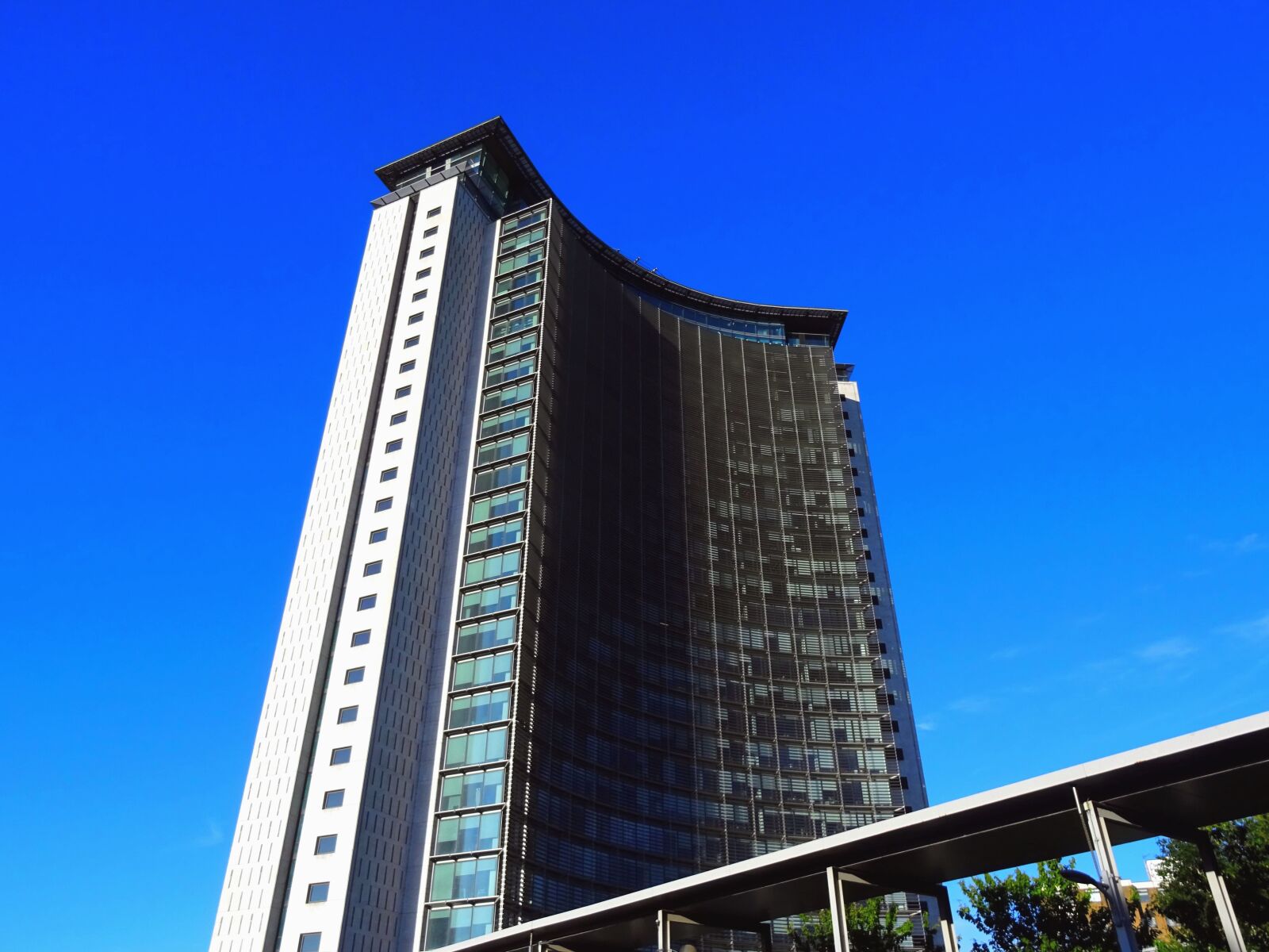 Sony DSC-HX60 sample photo. Building, glass, facade, architecture photography