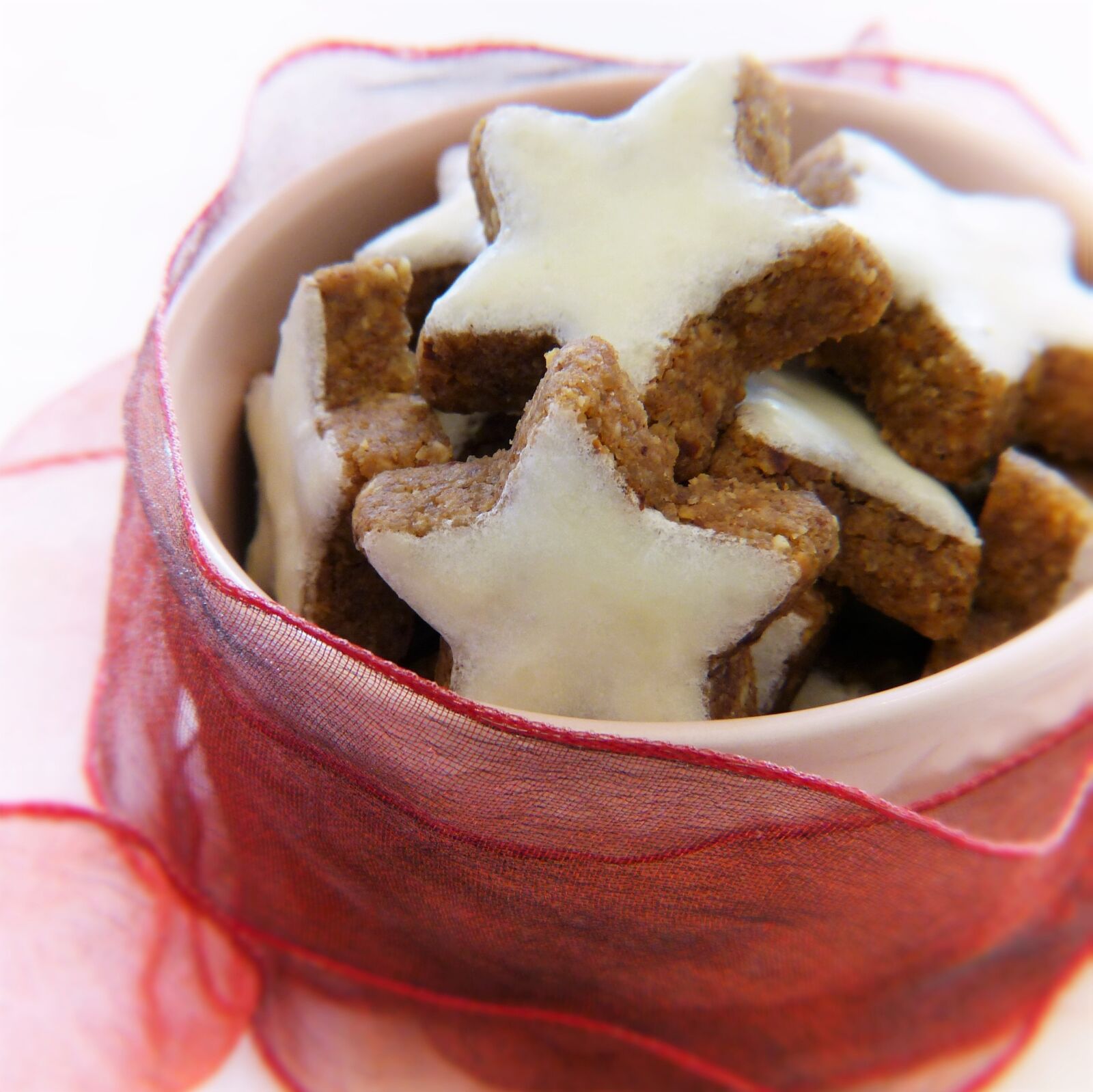 Panasonic Lumix DMC-FZ150 sample photo. Cinnamon stars, bowls, loop photography