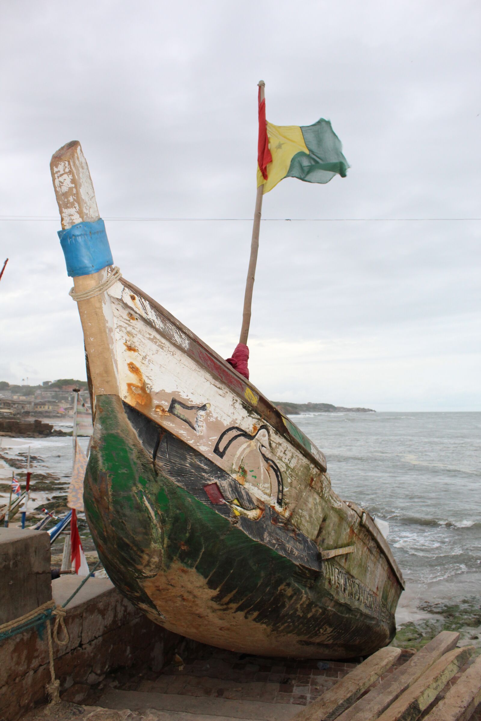 Canon EOS 1300D (EOS Rebel T6 / EOS Kiss X80) sample photo. Boat, ghana, flag photography