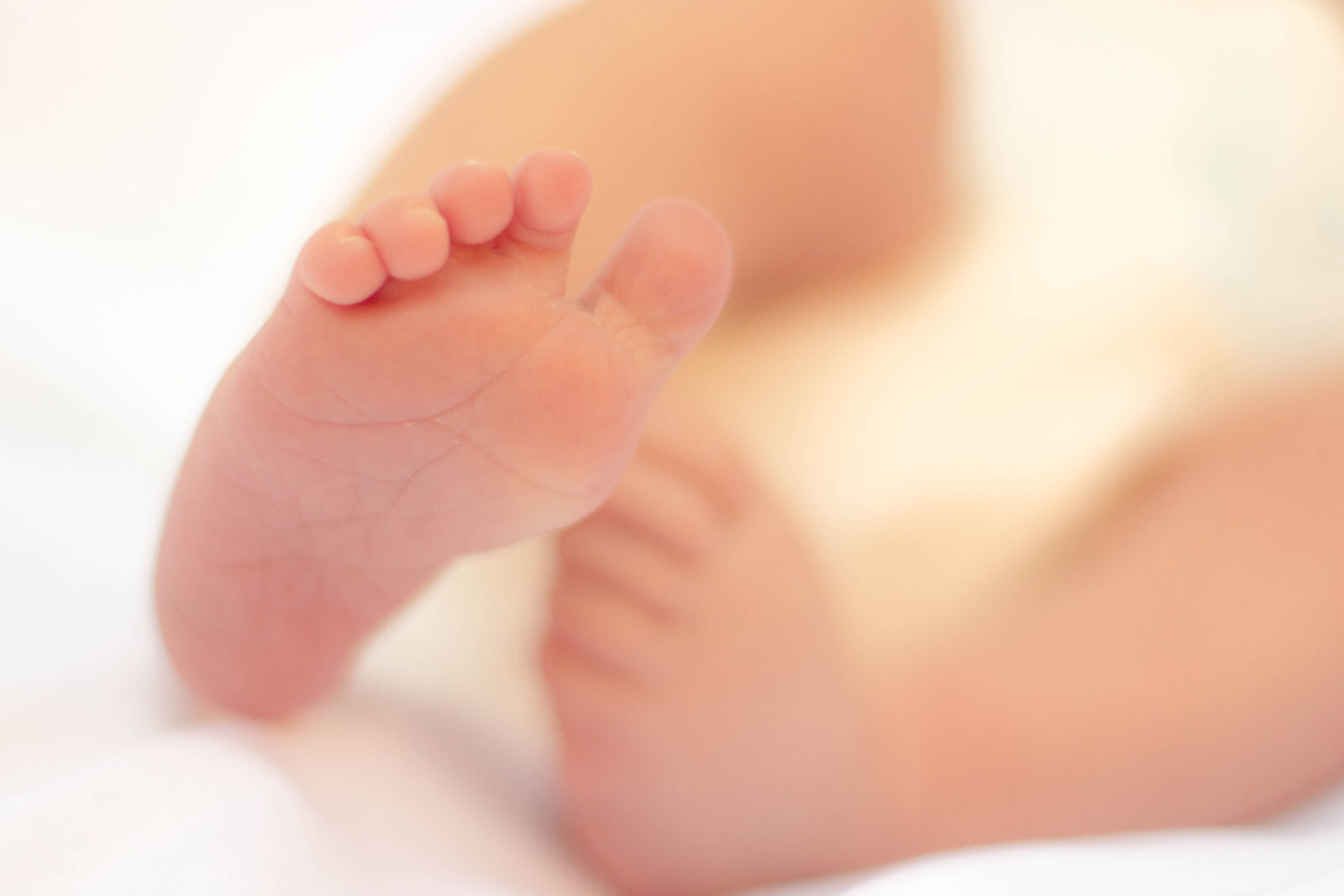 Canon EOS 600D (Rebel EOS T3i / EOS Kiss X5) + Canon EF 50mm F1.4 USM sample photo. Foot, baby, toes photography