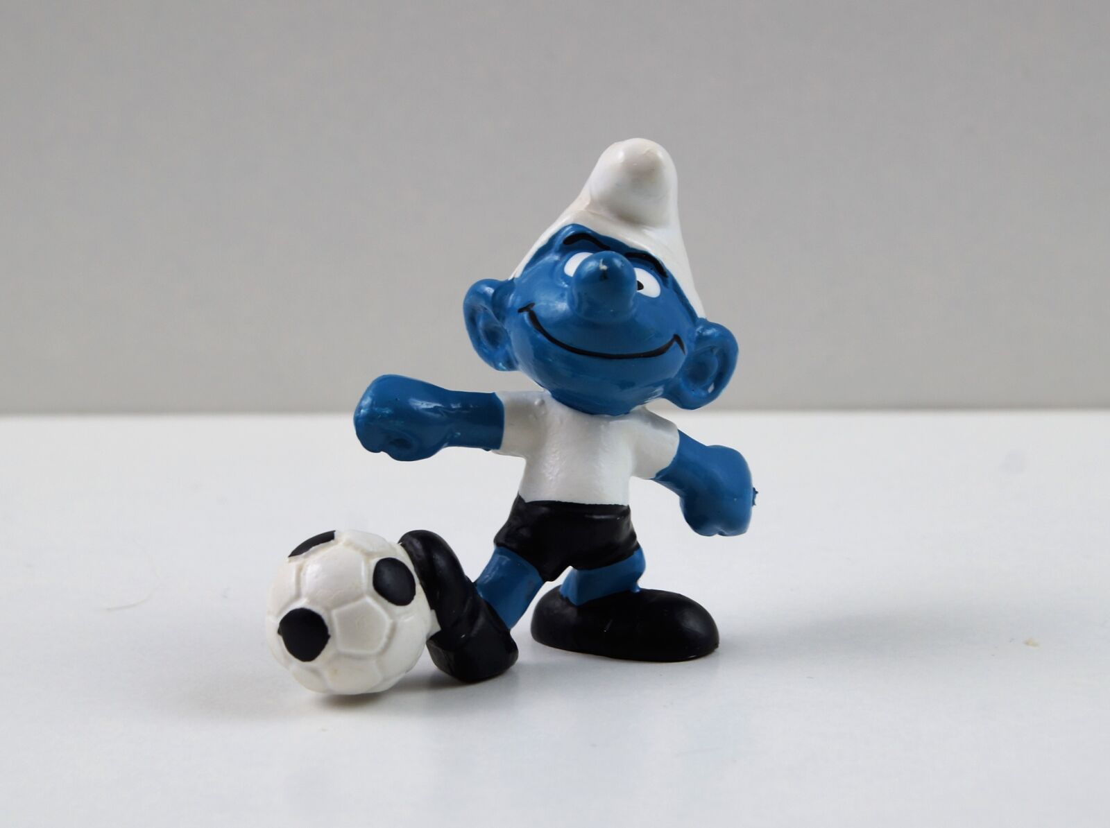 Sony DT 18-70mm F3.5-5.6 sample photo. Smurf, smurfs, football smurf photography