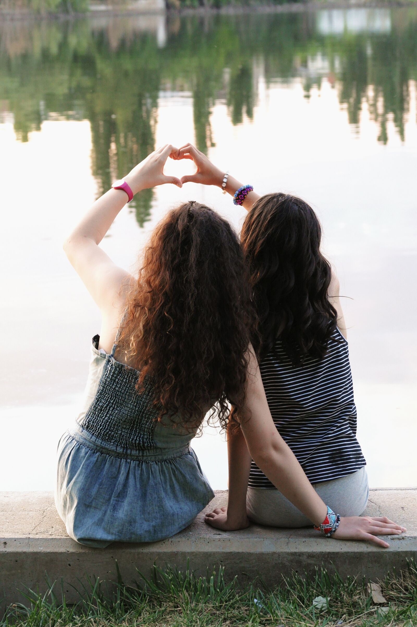 Nikon D5000 sample photo. Girls, curly hair, bracelets photography