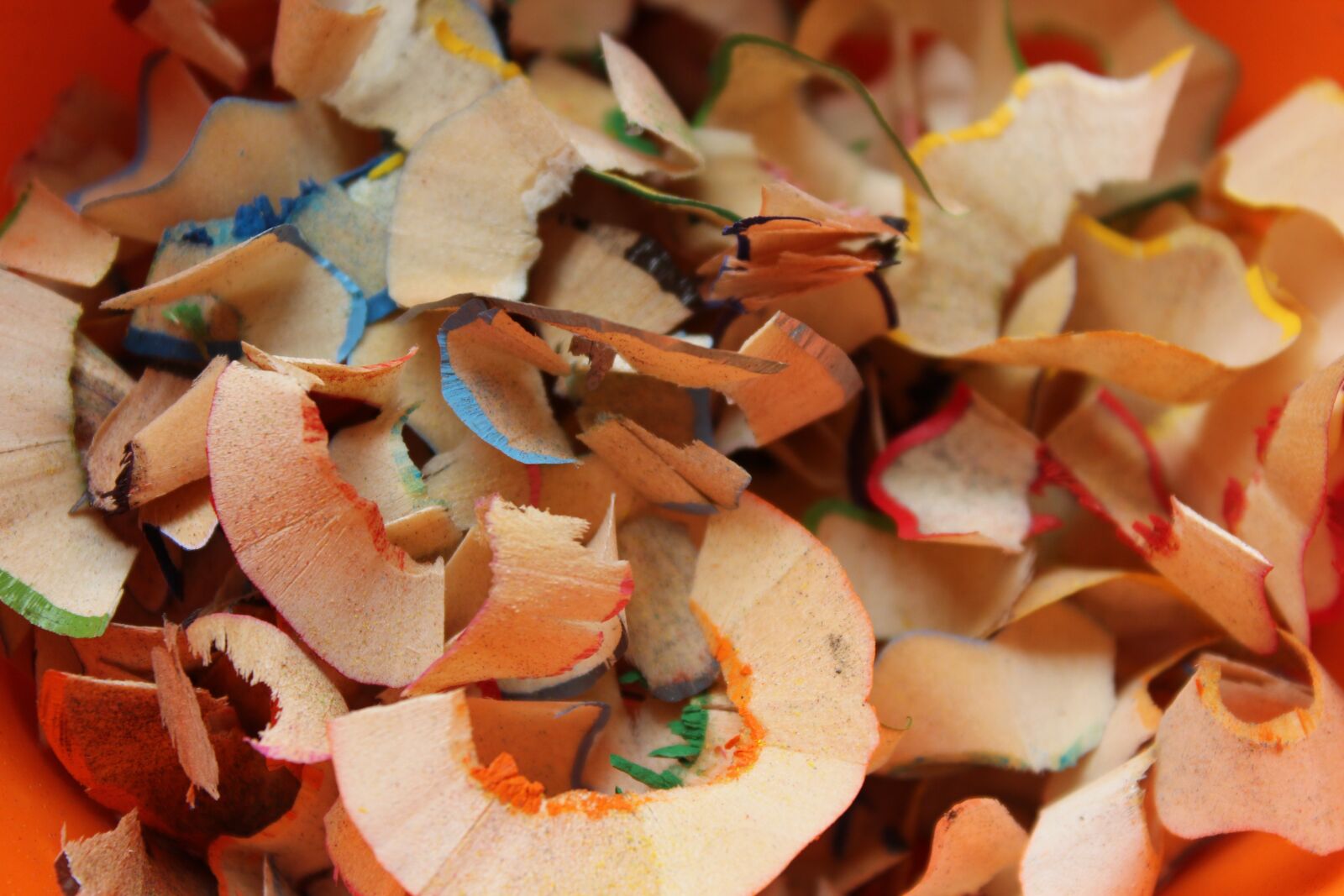 Canon EOS 1200D (EOS Rebel T5 / EOS Kiss X70 / EOS Hi) sample photo. Scraps, pencil sharpener, shavings photography