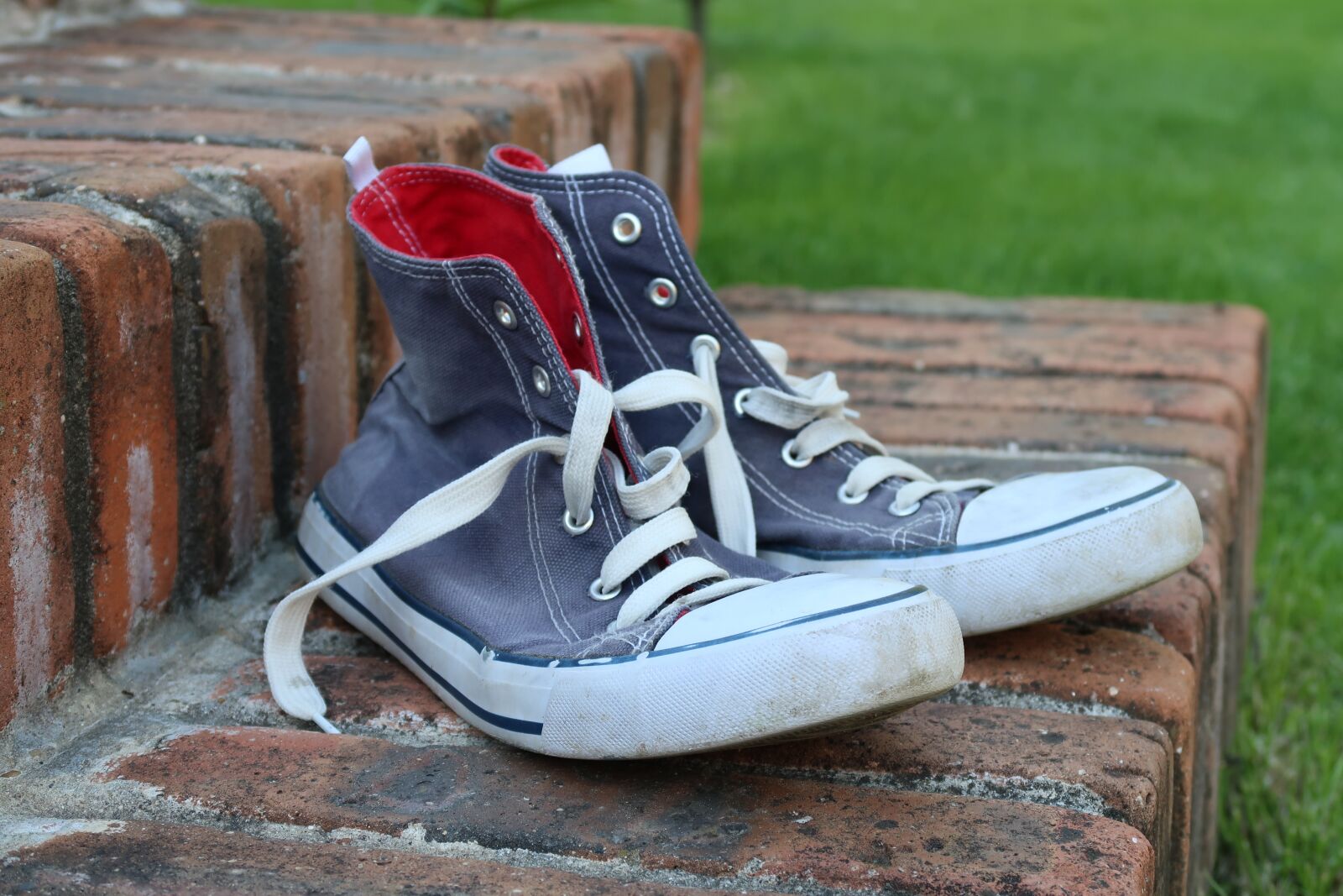 Canon PowerShot G7 X Mark II sample photo. Gym shoes, worn shoes photography