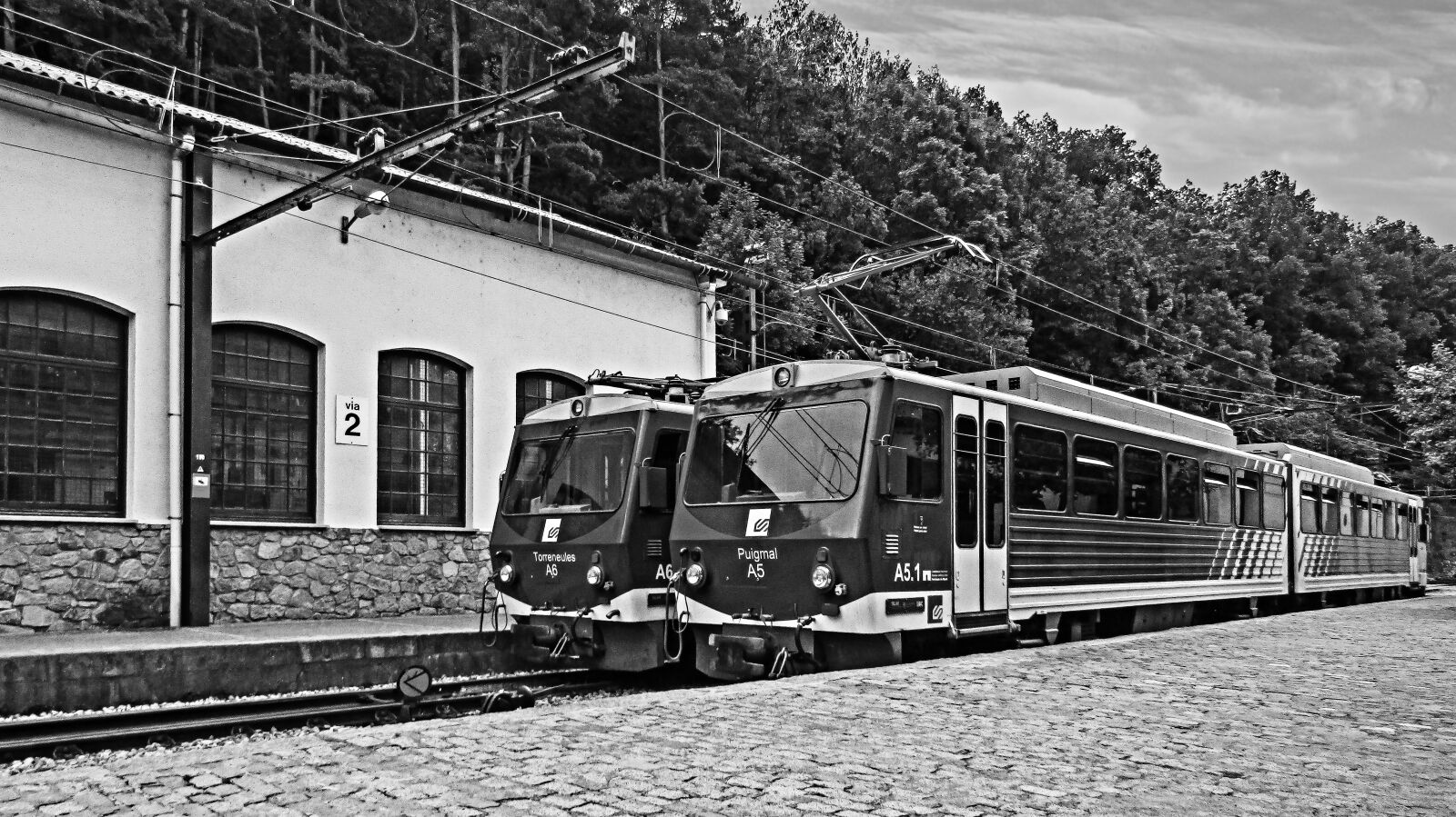 Canon PowerShot SX410 IS sample photo. Zipper, train, station photography