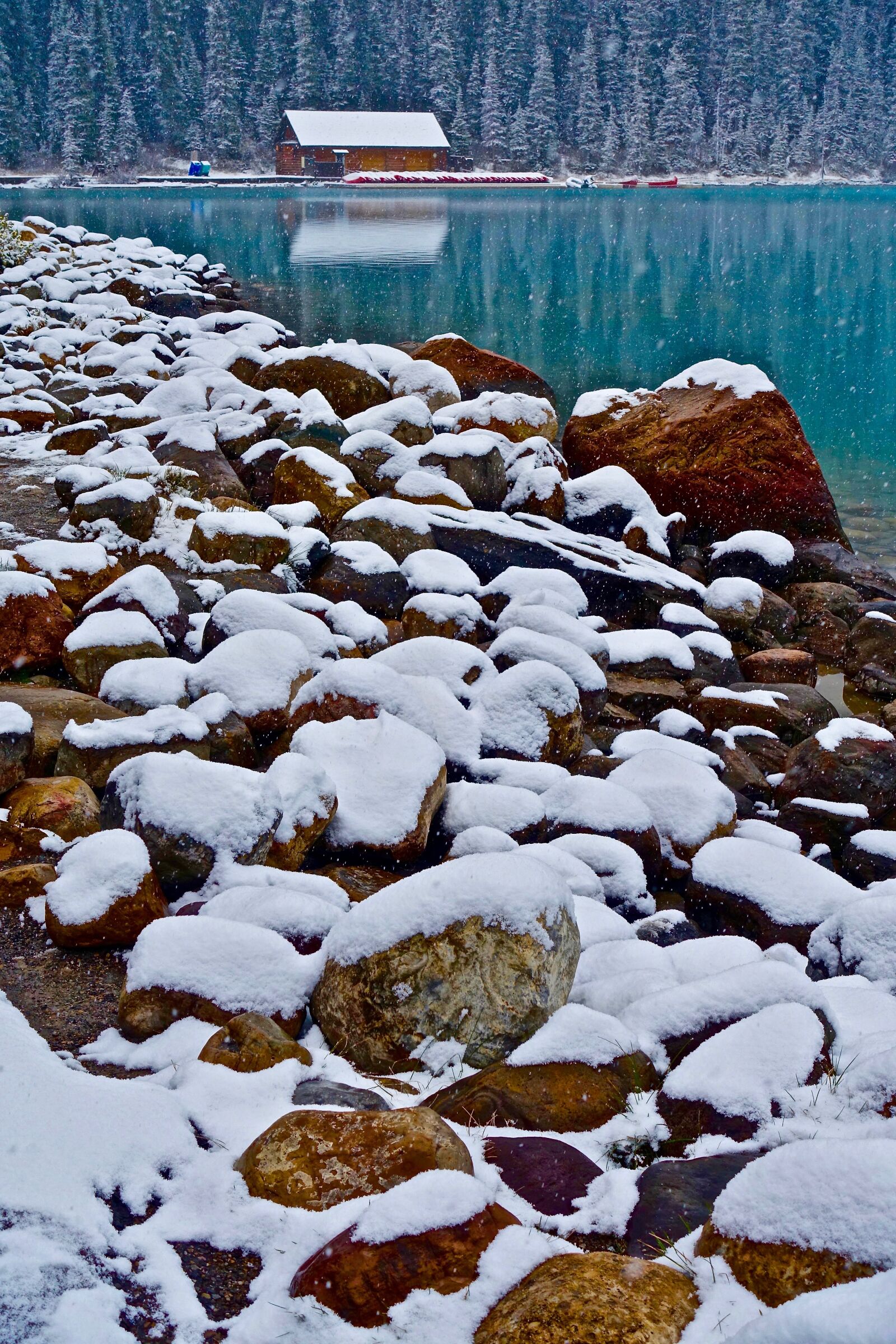 Sony Cyber-shot DSC-RX100 III sample photo. Cabin, lake, rocks photography