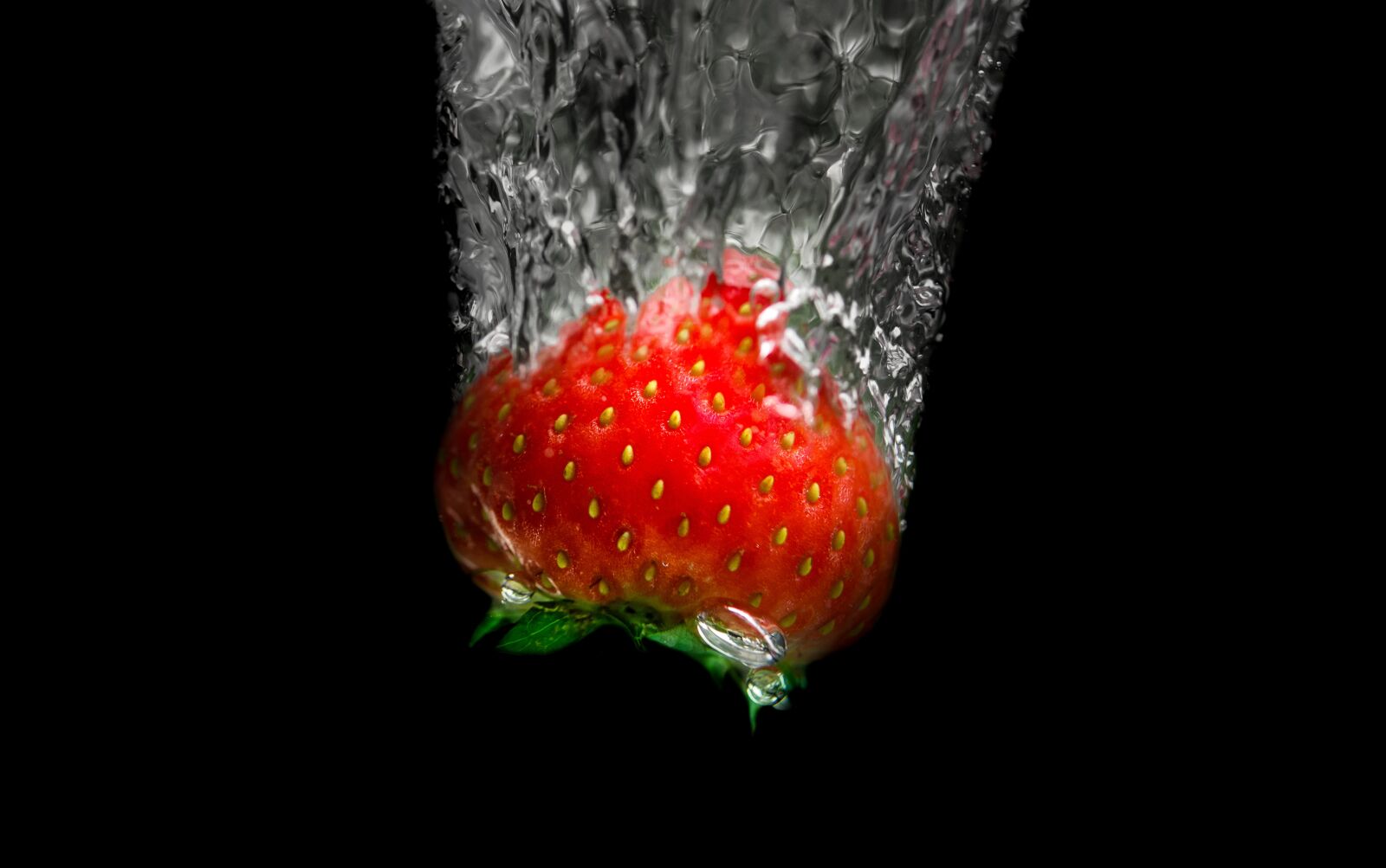 Nikon D610 sample photo. Strawberry, dive, water photography