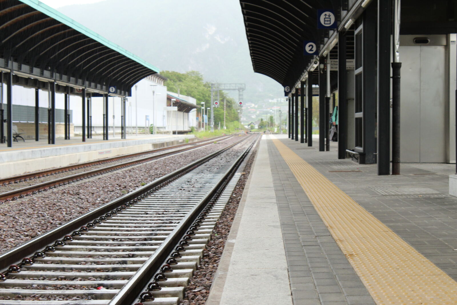 Canon EOS 1300D (EOS Rebel T6 / EOS Kiss X80) sample photo. Italy, railroad, railroad, track photography