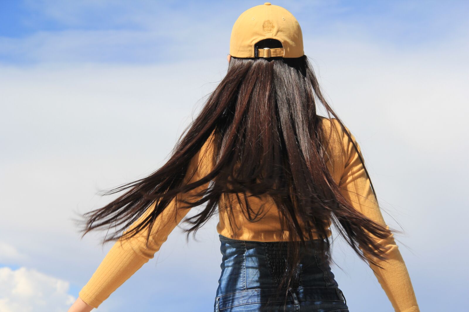 Canon EF-S 18-135mm F3.5-5.6 IS sample photo. Girls, long hair, yellow photography