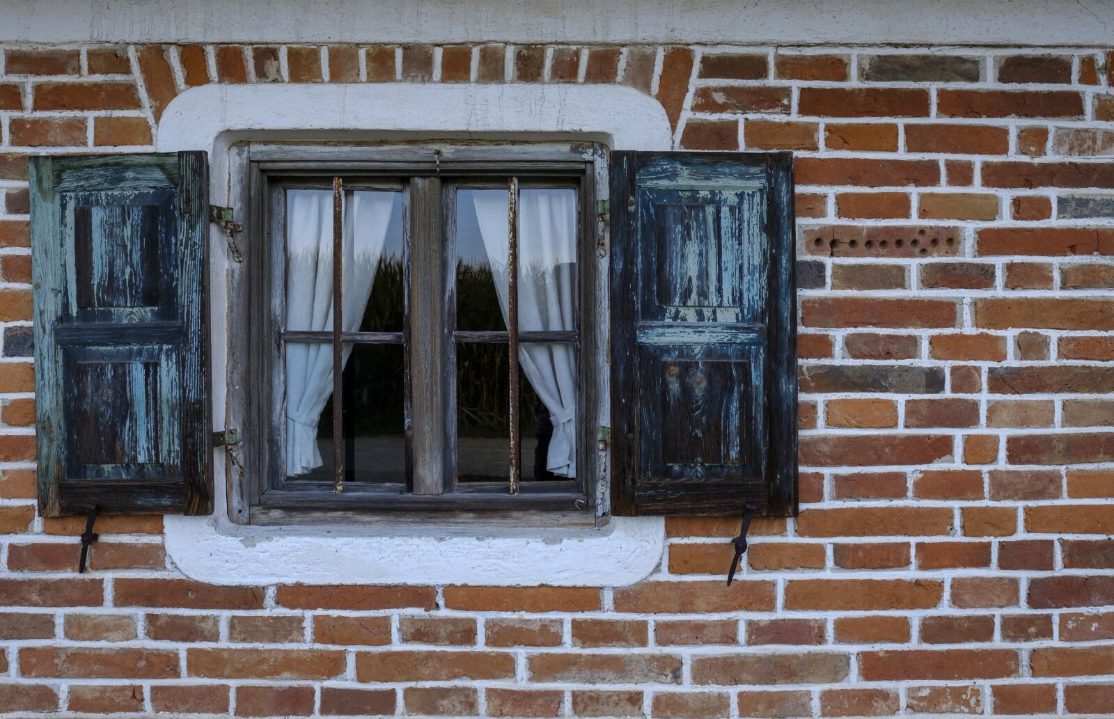 Fujifilm X-T2 sample photo. Window, shutter, facade photography