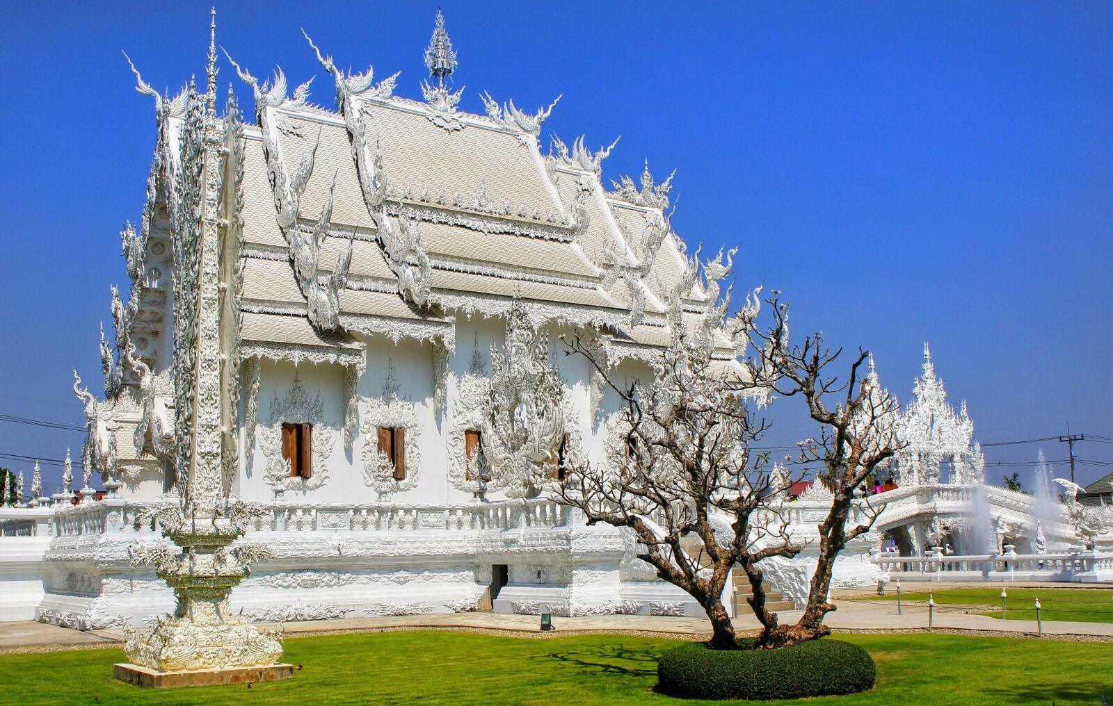 Sony Alpha NEX-3 + Sony E 18-55mm F3.5-5.6 OSS sample photo. Wat rong khun, white photography