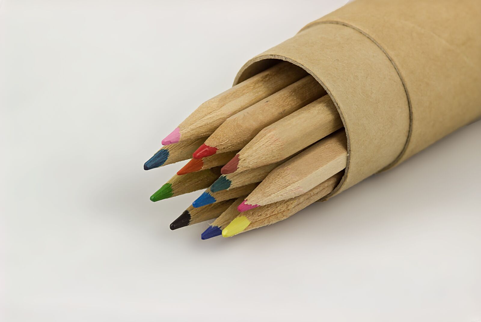 Canon EOS 600D (Rebel EOS T3i / EOS Kiss X5) sample photo. Colored pencils, pens, school photography