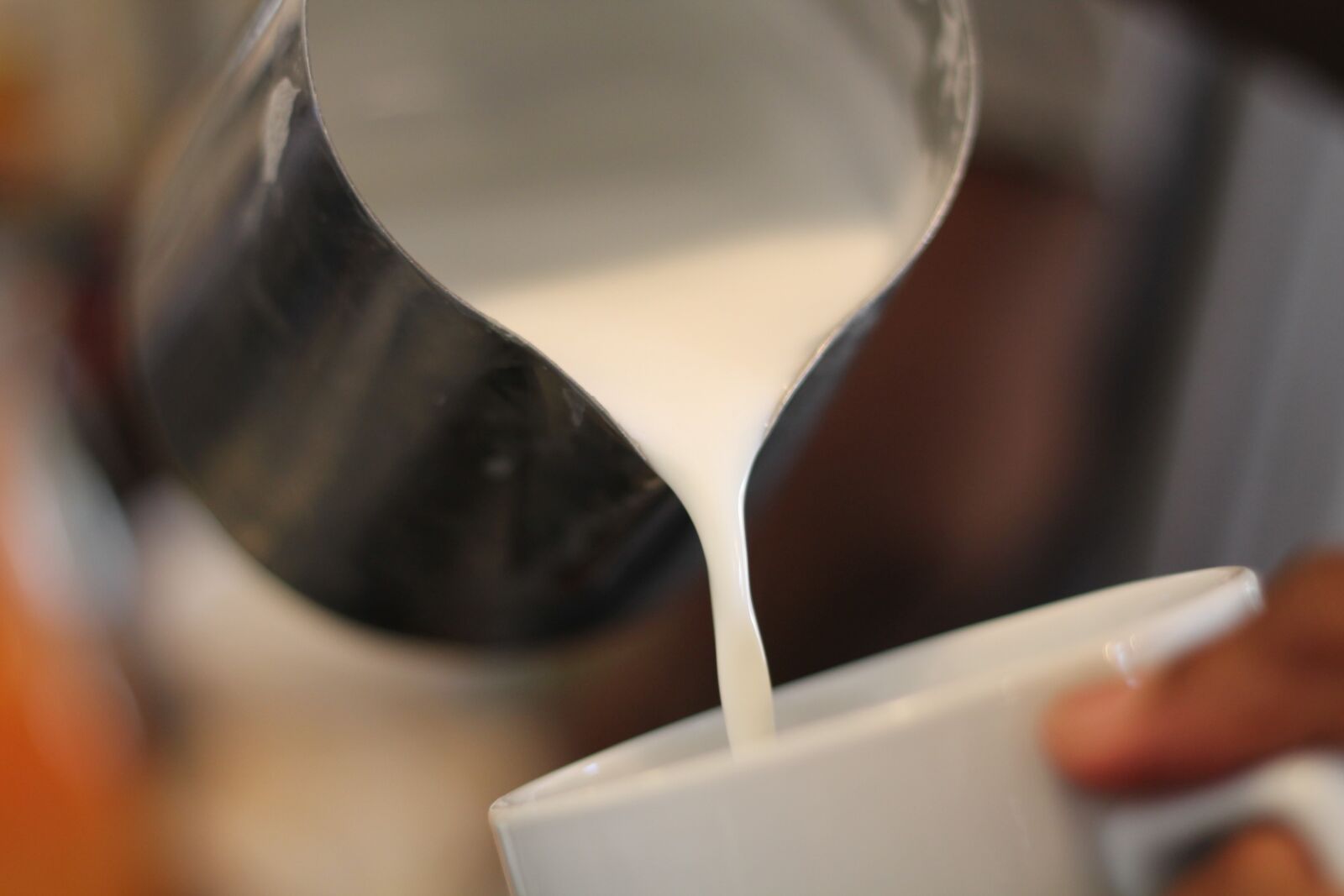 Canon EOS 1100D (EOS Rebel T3 / EOS Kiss X50) + Canon EF 50mm F1.8 II sample photo. Milk, pour, cup photography