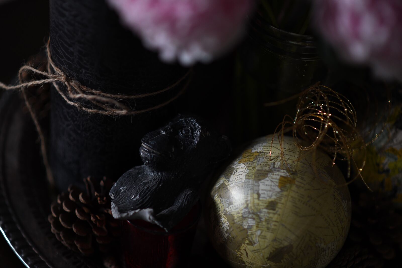 Nikon D850 sample photo. Monkey, statue, broken photography