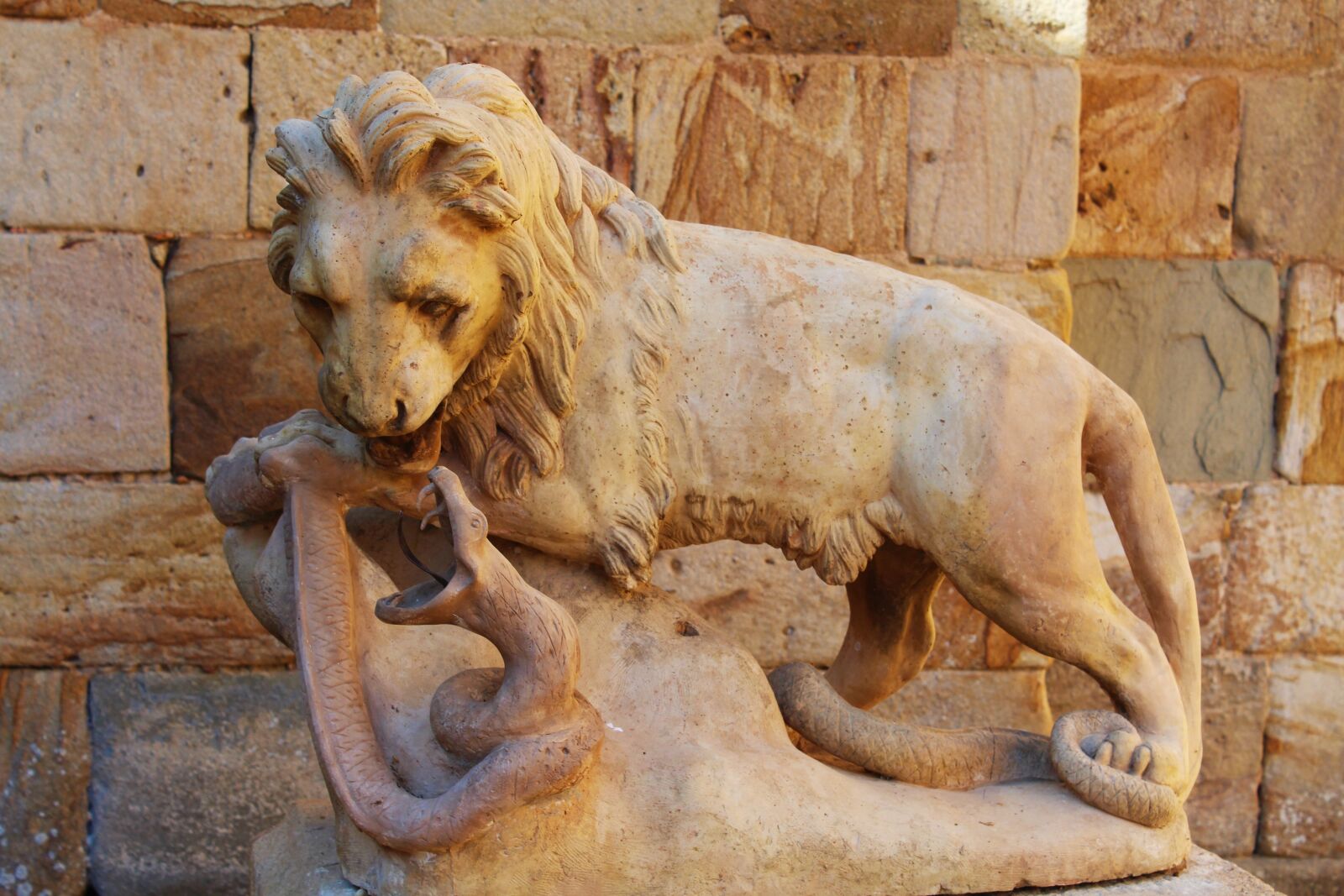 Canon EOS 1200D (EOS Rebel T5 / EOS Kiss X70 / EOS Hi) sample photo. Statue, stone statue, lion photography