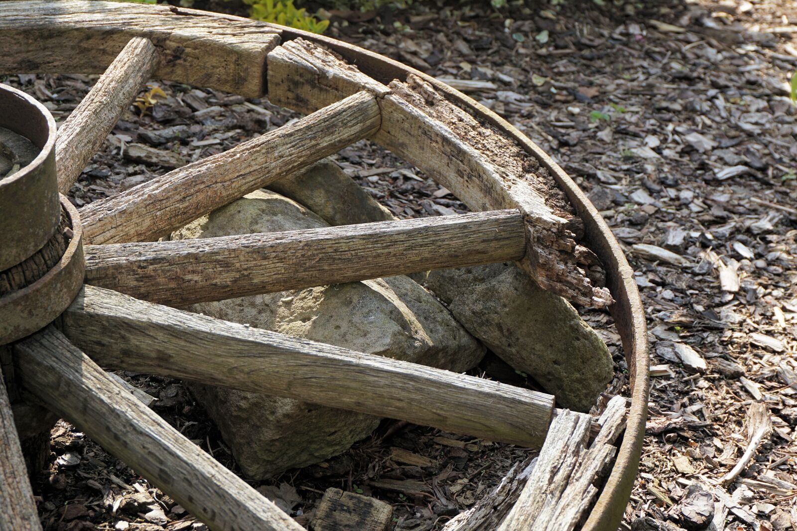 Sony a6000 sample photo. Wheel, wooden wheel, old photography