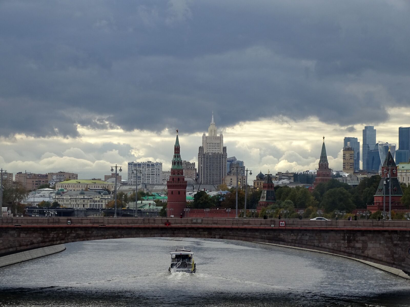 Sony DSC-HX400 sample photo. Moscow, clouds, moscow river photography