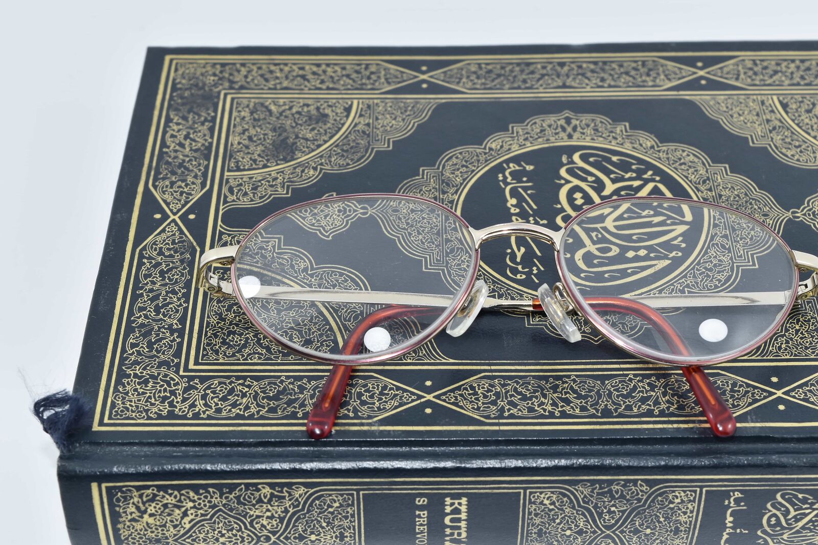 Nikon D5500 sample photo. Book, eyeglasses, holly, islam photography