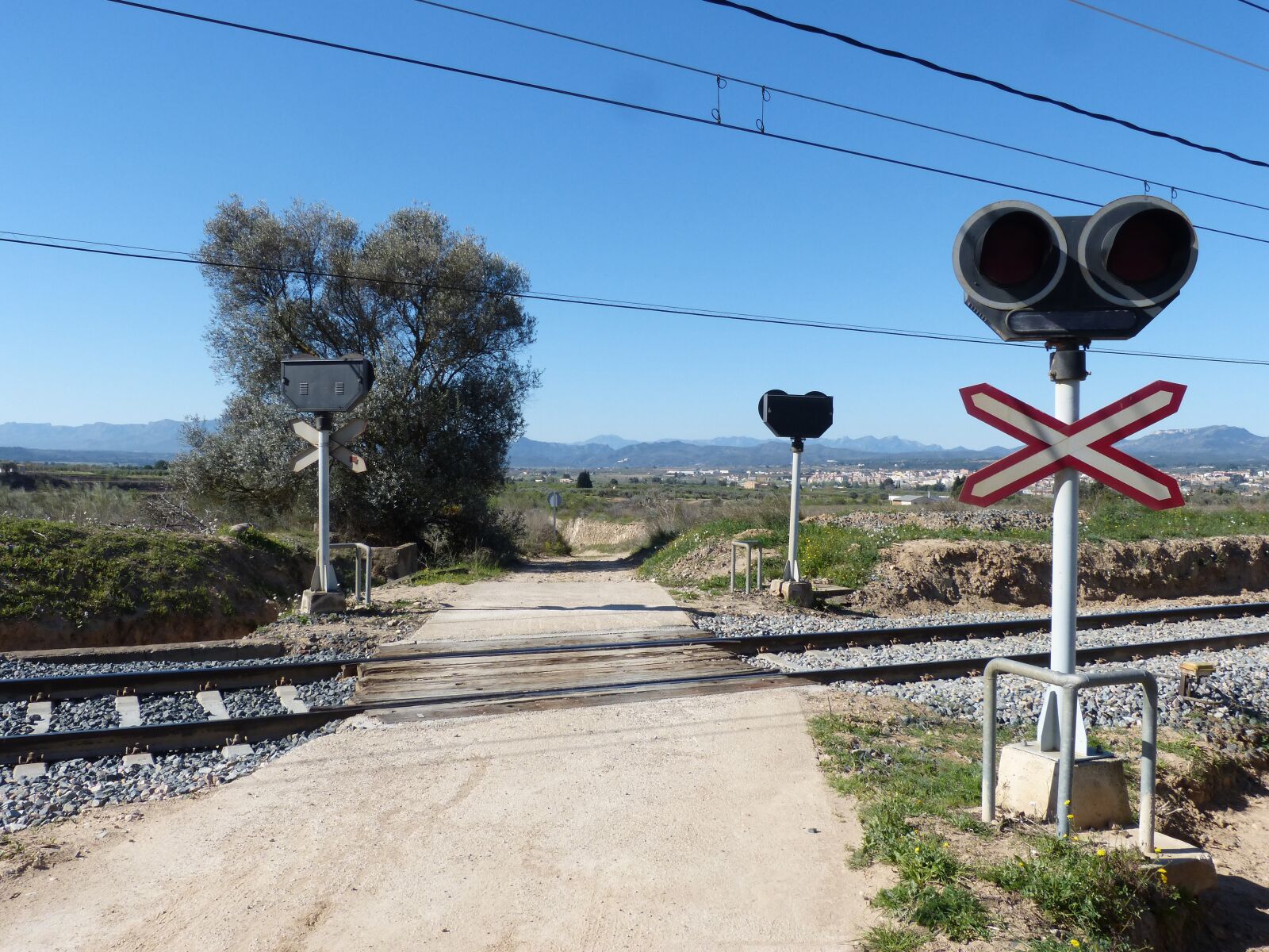 Panasonic DMC-FZ62 sample photo. Level crossing, railway line photography