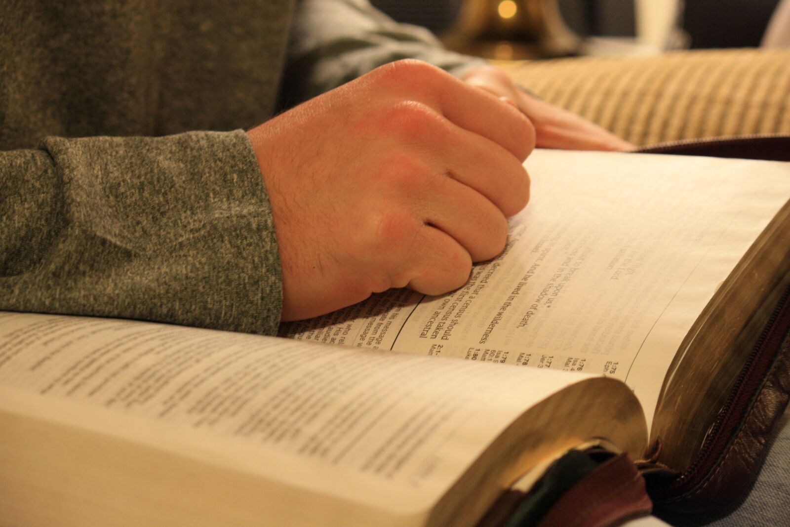 Canon EOS 1000D (EOS Digital Rebel XS / EOS Kiss F) sample photo. People, book, hand photography