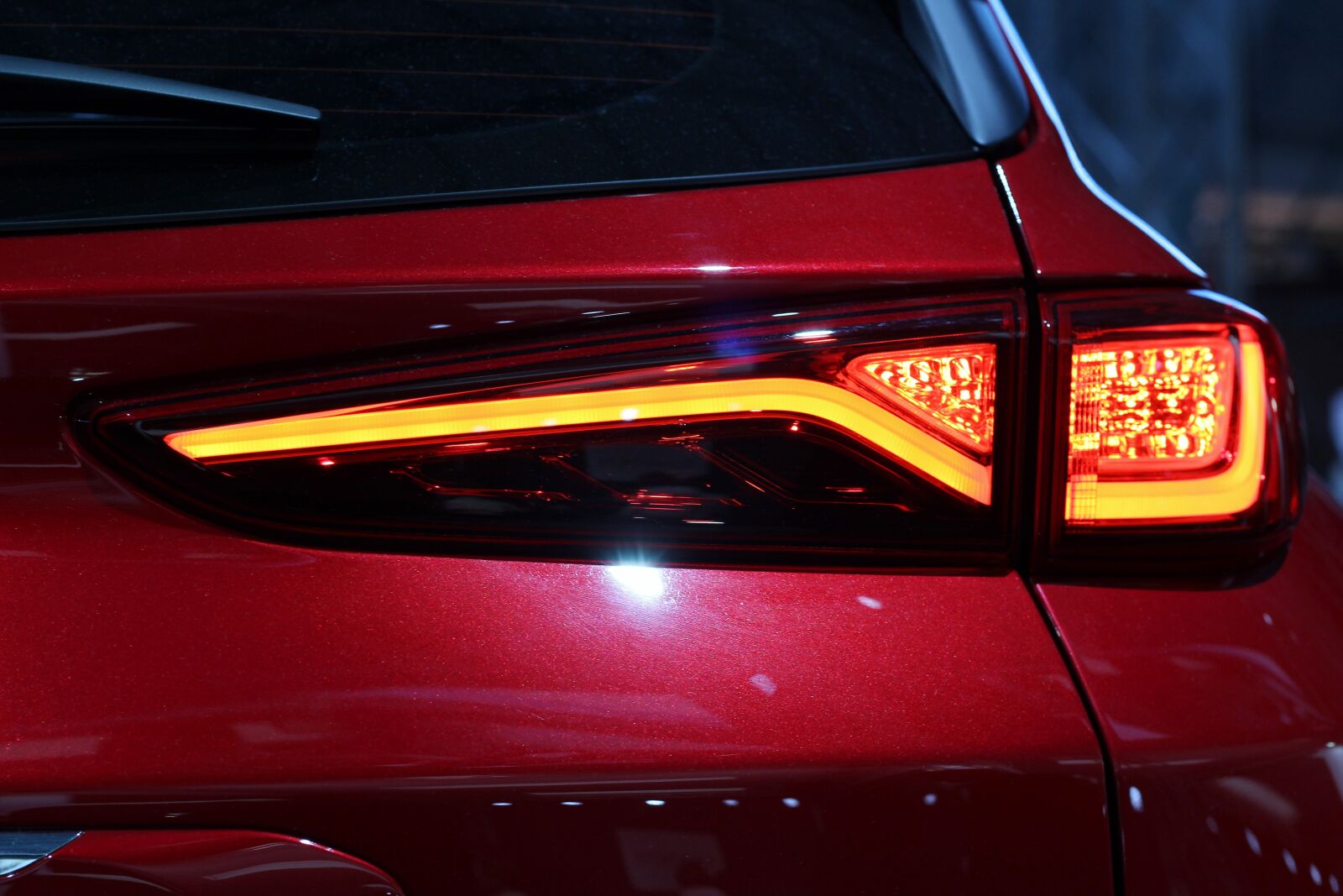 Canon EOS 600D (Rebel EOS T3i / EOS Kiss X5) + Canon EF 50mm F1.8 II sample photo. Car, hyundai kona, auto photography