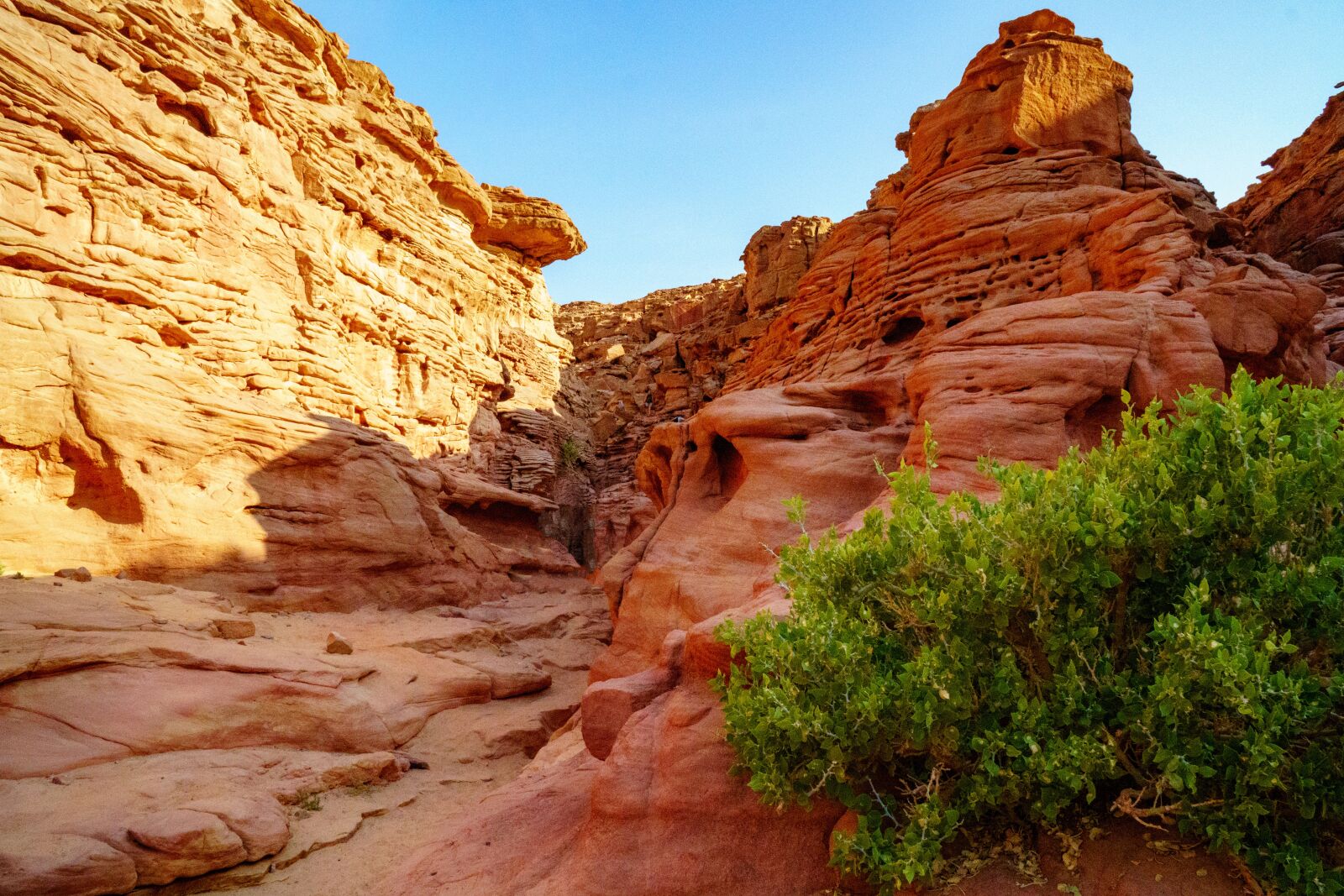 Sony a6500 + Sony Vario-Tessar T* E 16-70mm F4 ZA OSS sample photo. Sand stone, canyon, geology photography