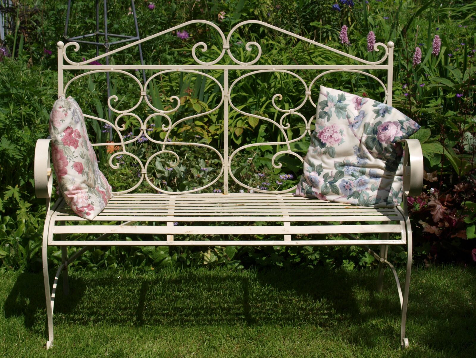 Olympus E-520 (EVOLT E-520) sample photo. Bench, seat, garden photography