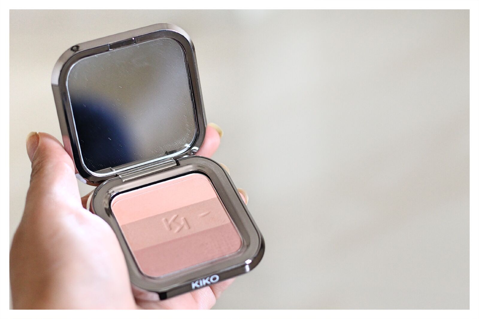 Canon EOS 1100D (EOS Rebel T3 / EOS Kiss X50) + Canon EF 50mm F1.8 STM sample photo. Cosmetics, blush on, contouring photography