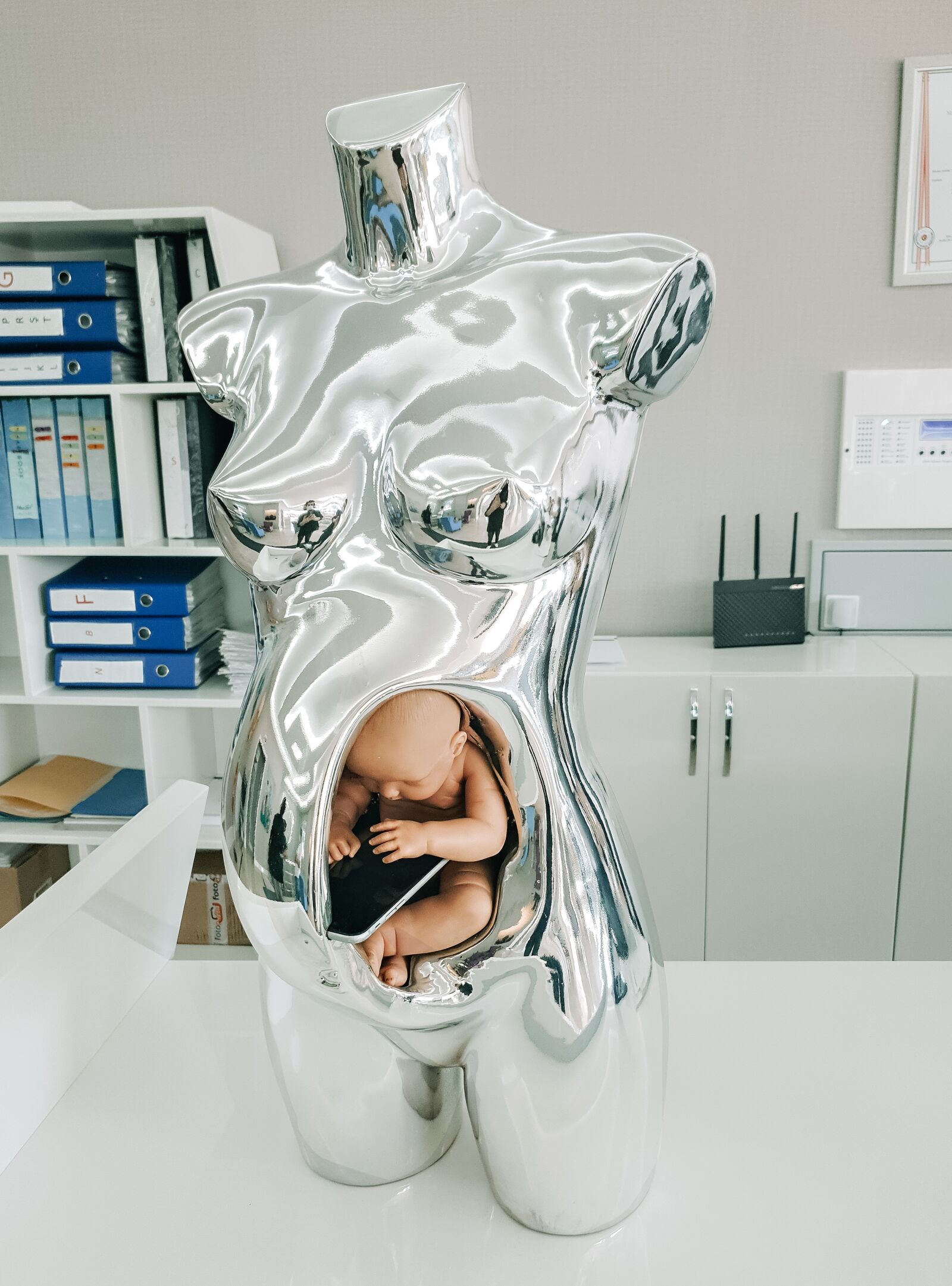 Samsung Galaxy Note9 sample photo. Human, baby, sculpture photography