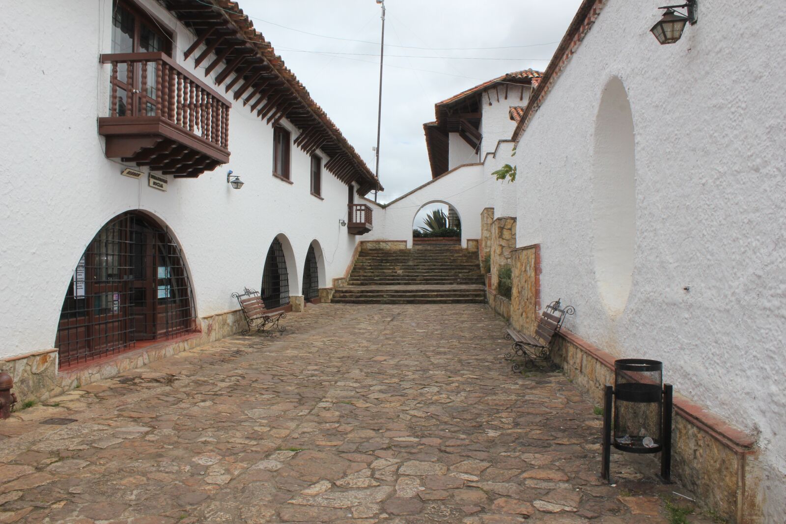Canon EOS 550D (EOS Rebel T2i / EOS Kiss X4) sample photo. Colombia, landscape, path photography