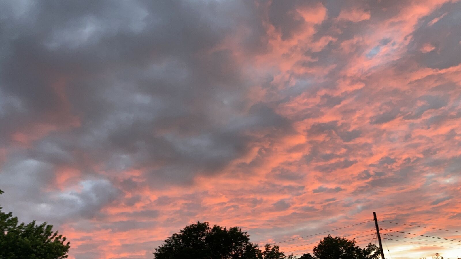 iPhone SE back camera 3.99mm f/1.8 sample photo. Fluffy, clouds, sunset photography