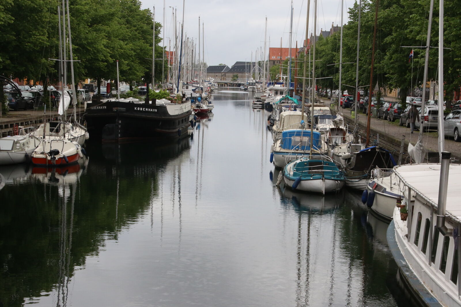 Canon EOS 7D Mark II sample photo. Boats, canal, city, cold photography