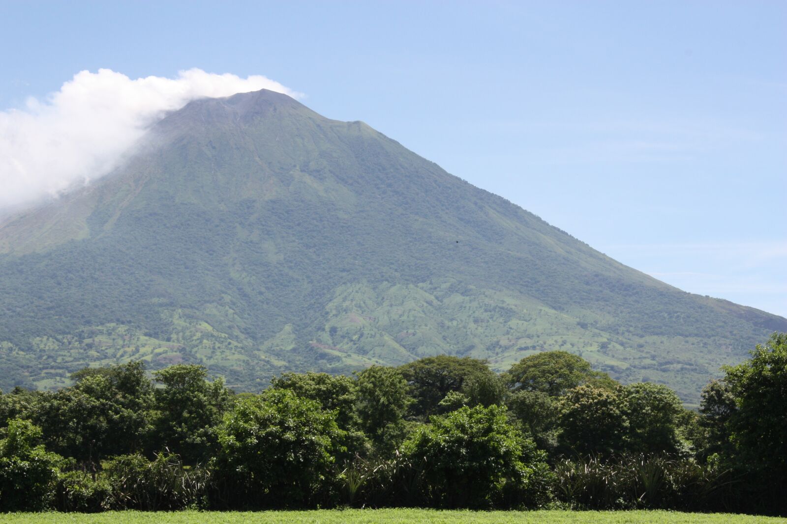 Canon EOS 450D (EOS Rebel XSi / EOS Kiss X2) sample photo. Volcan chaparrastique, san miguel photography