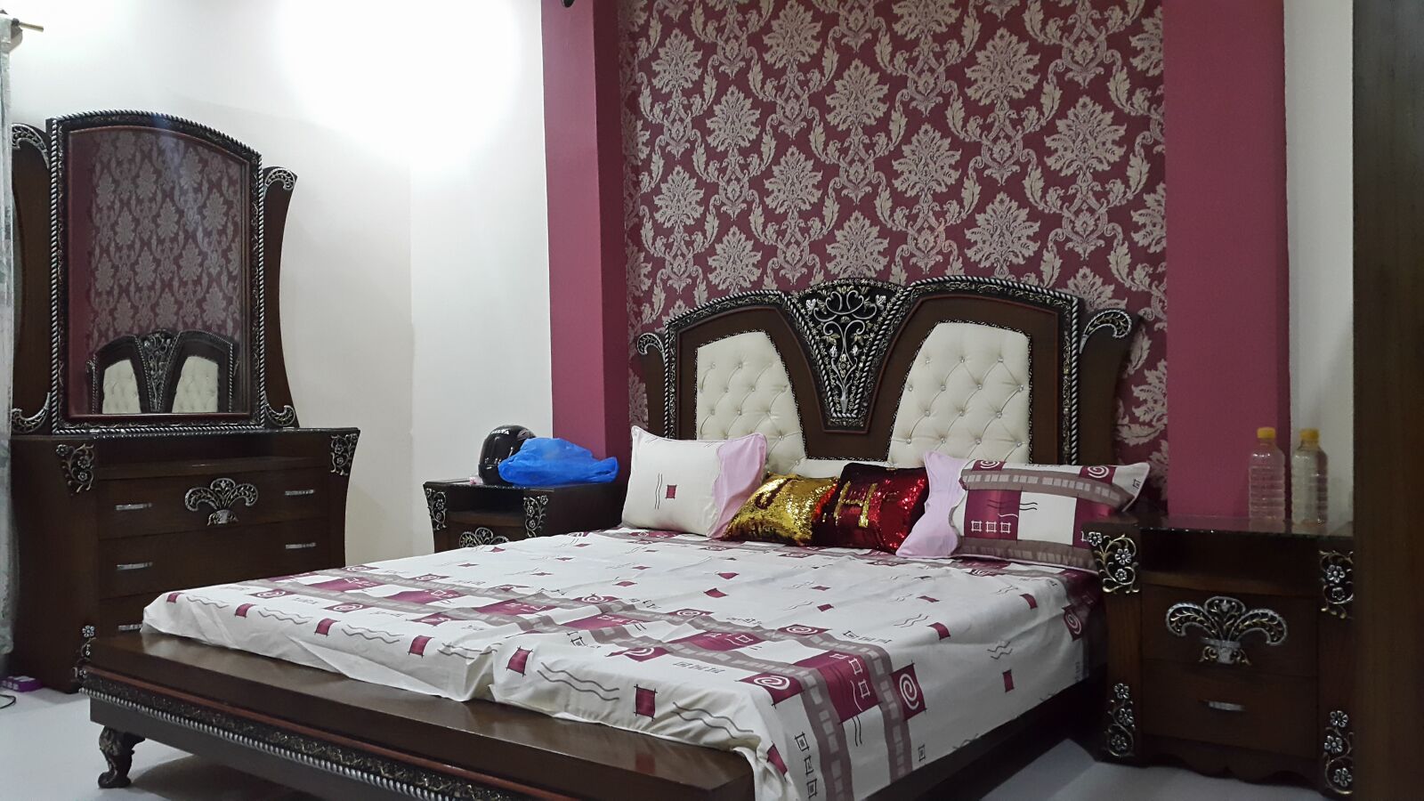 Samsung Galaxy S5 sample photo. Bedroom, room, maroon photography
