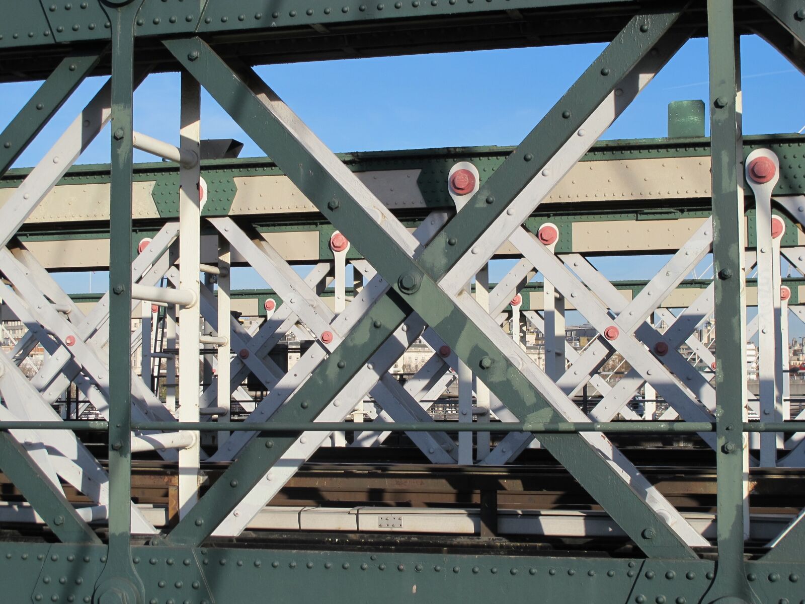 Canon PowerShot G12 sample photo. Metal, construction, carrier photography