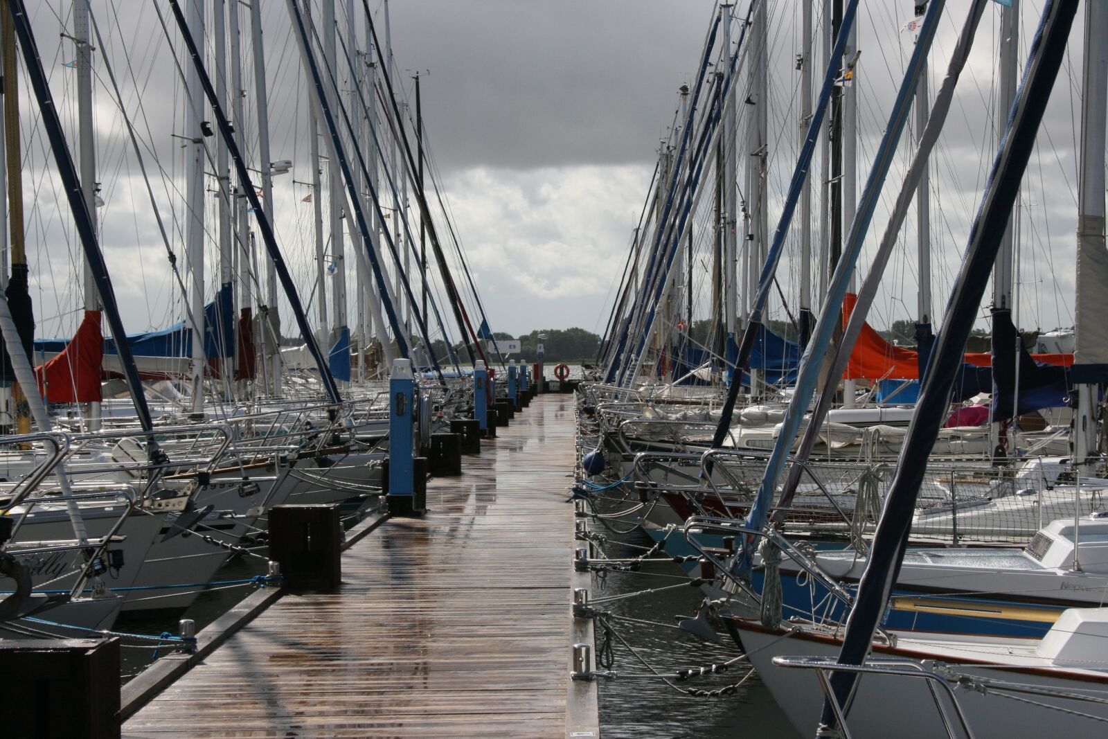 Canon EOS 400D (EOS Digital Rebel XTi / EOS Kiss Digital X) sample photo. Sail, marina, sailing boat photography