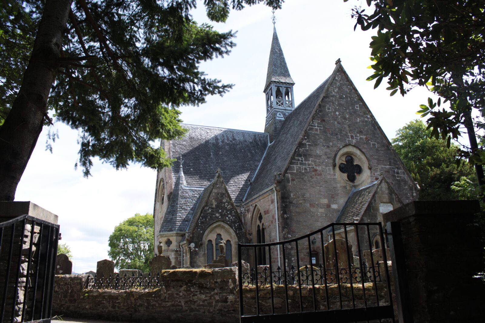 Canon EOS 500D (EOS Rebel T1i / EOS Kiss X3) sample photo. Old, church, fence photography