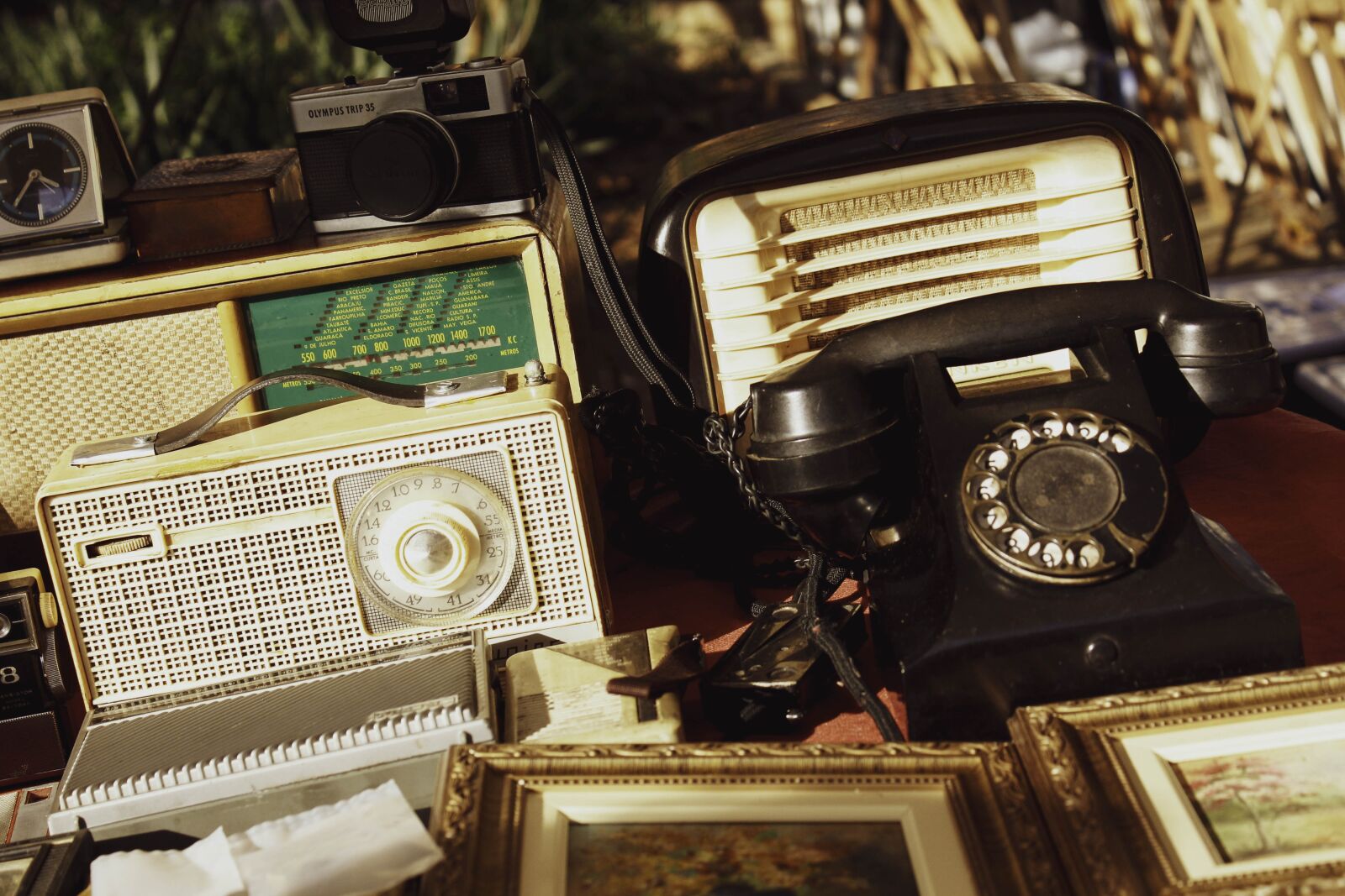Canon EOS 1300D (EOS Rebel T6 / EOS Kiss X80) sample photo. Phone, radio, antique photography