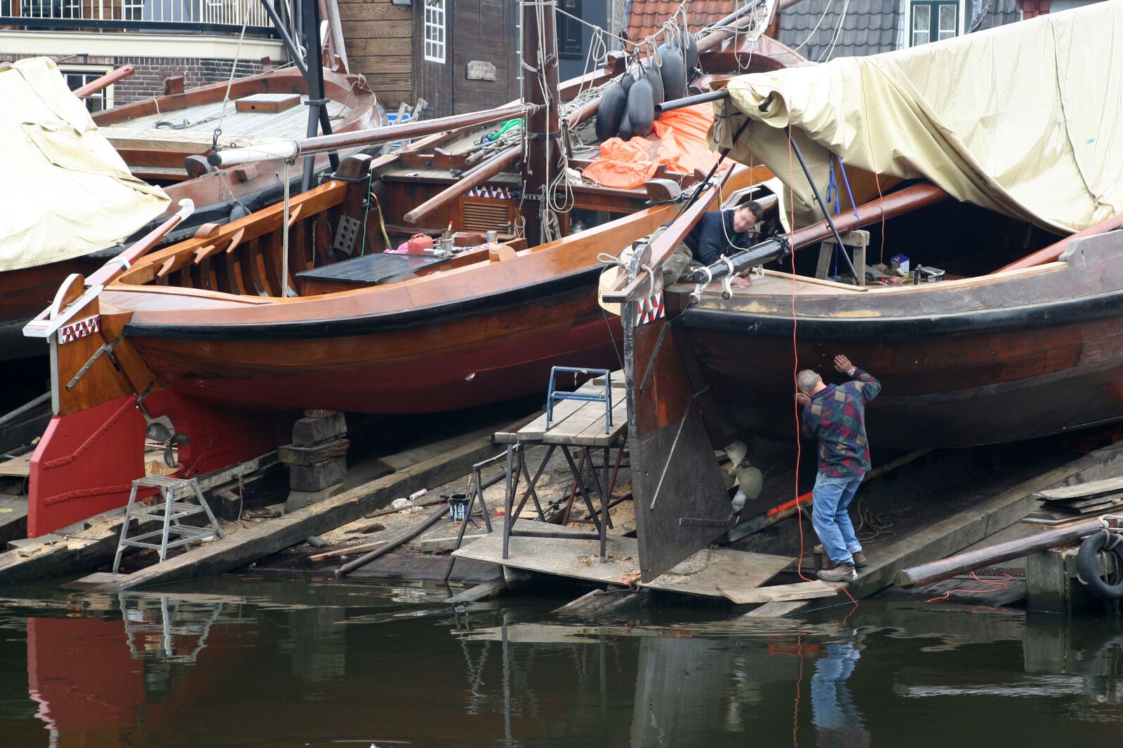 Canon EOS 350D (EOS Digital Rebel XT / EOS Kiss Digital N) sample photo. Boat, builder, repair photography