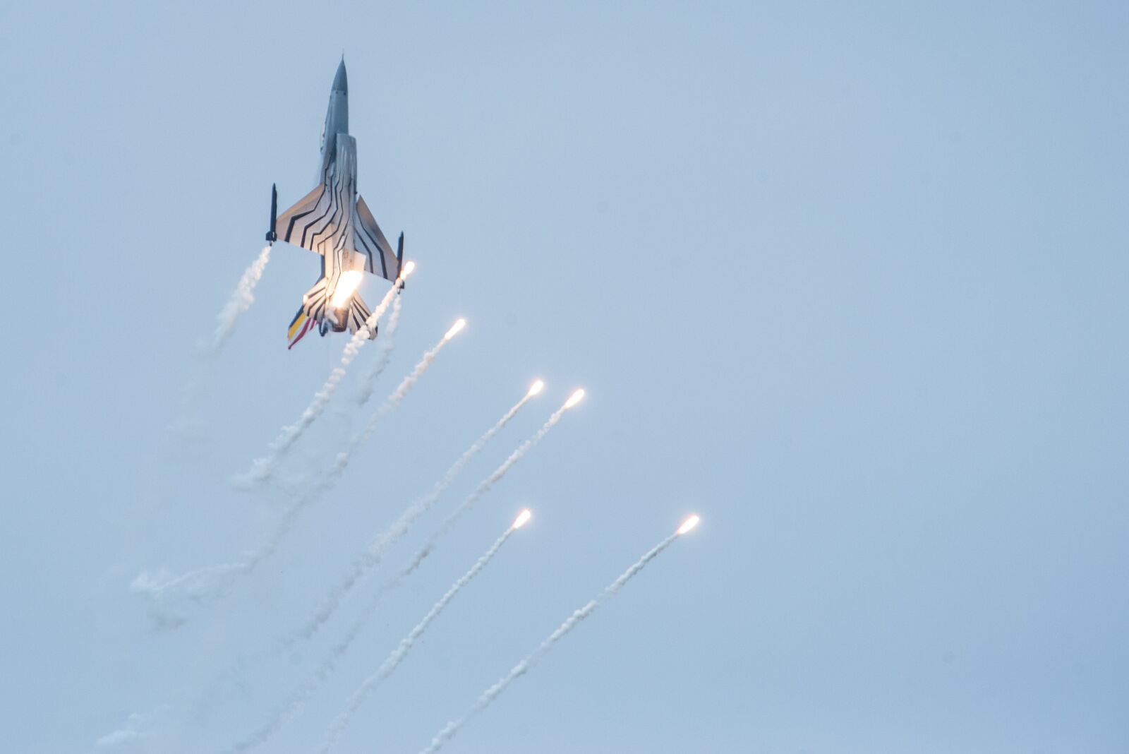 Nikon D600 sample photo. Fighter aircraft, flares, show photography